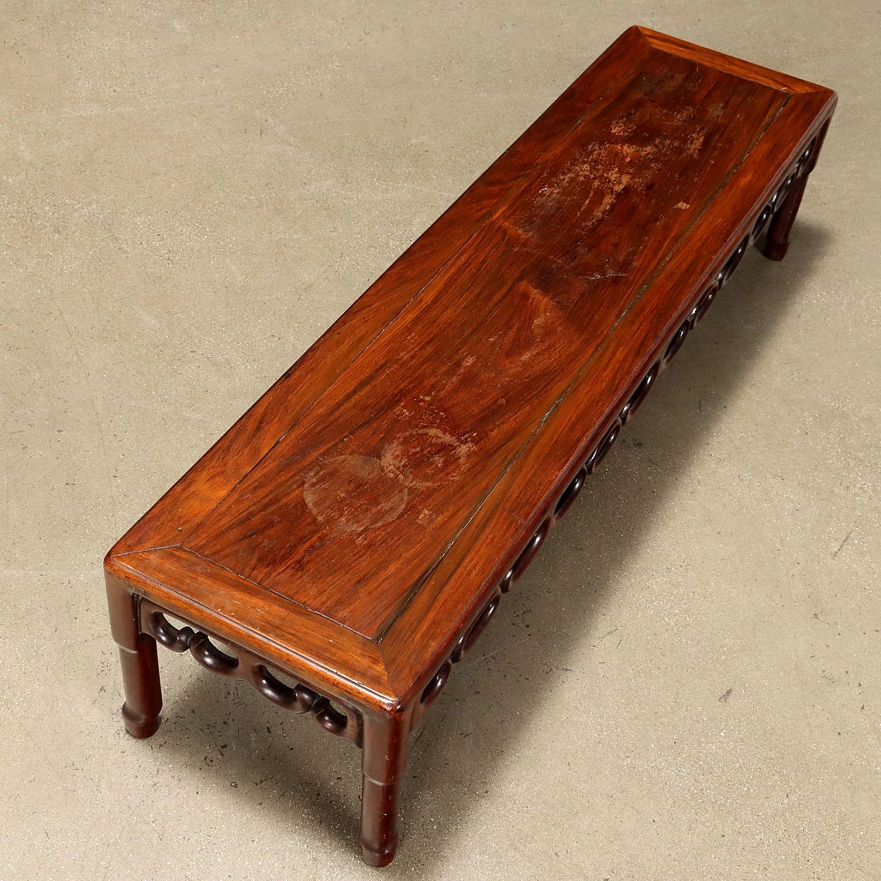 Tavolino da salotto in legno intagliato e traforato 3