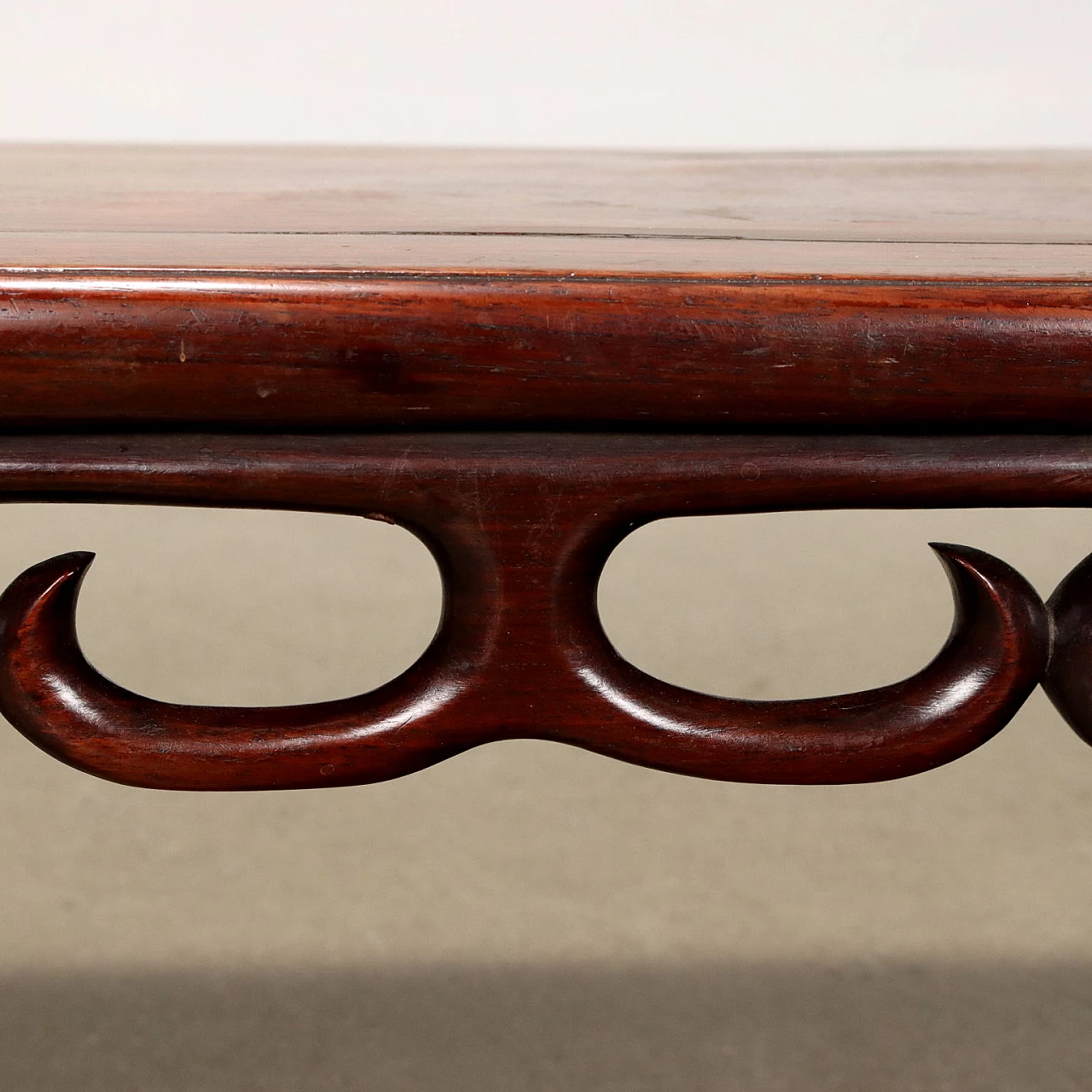 Tavolino da salotto in legno intagliato e traforato 5