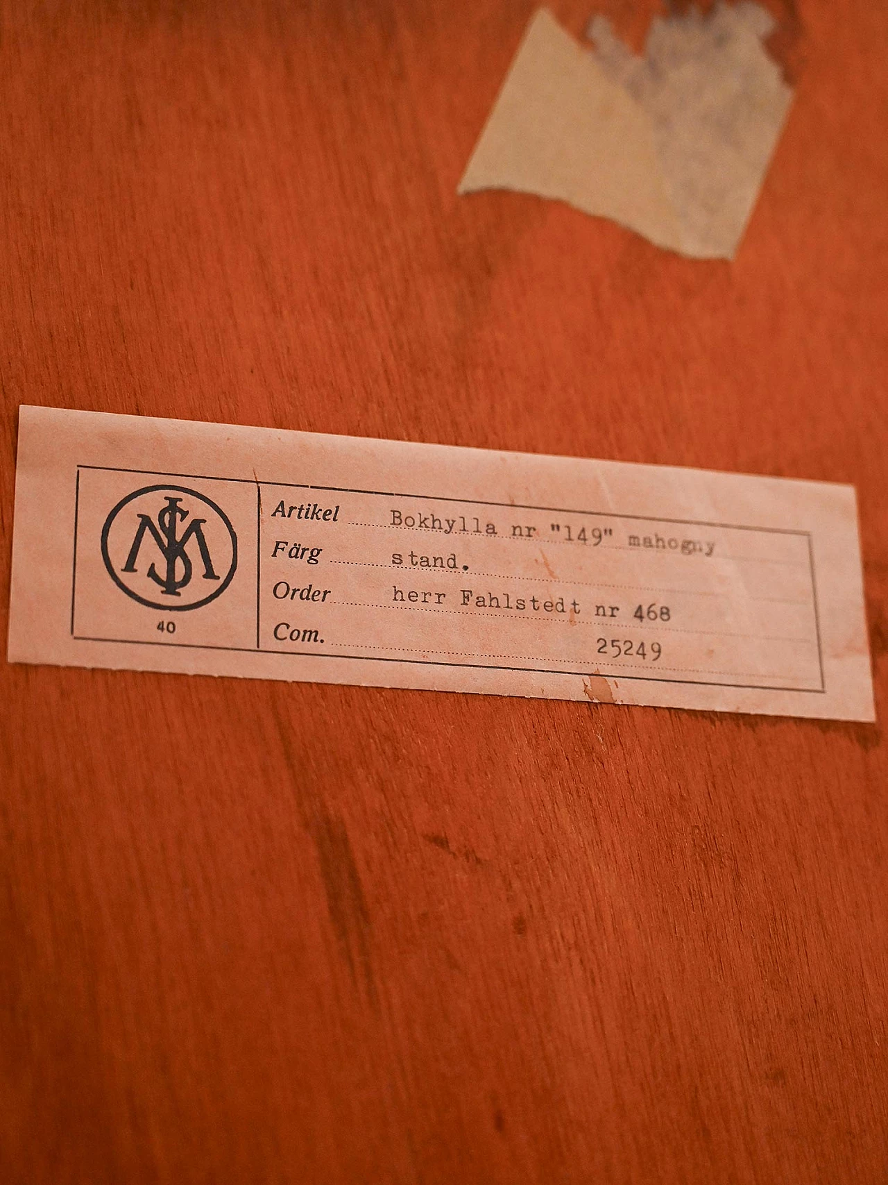 Libreria svedese in legno con ante con serratura, anni '60 10