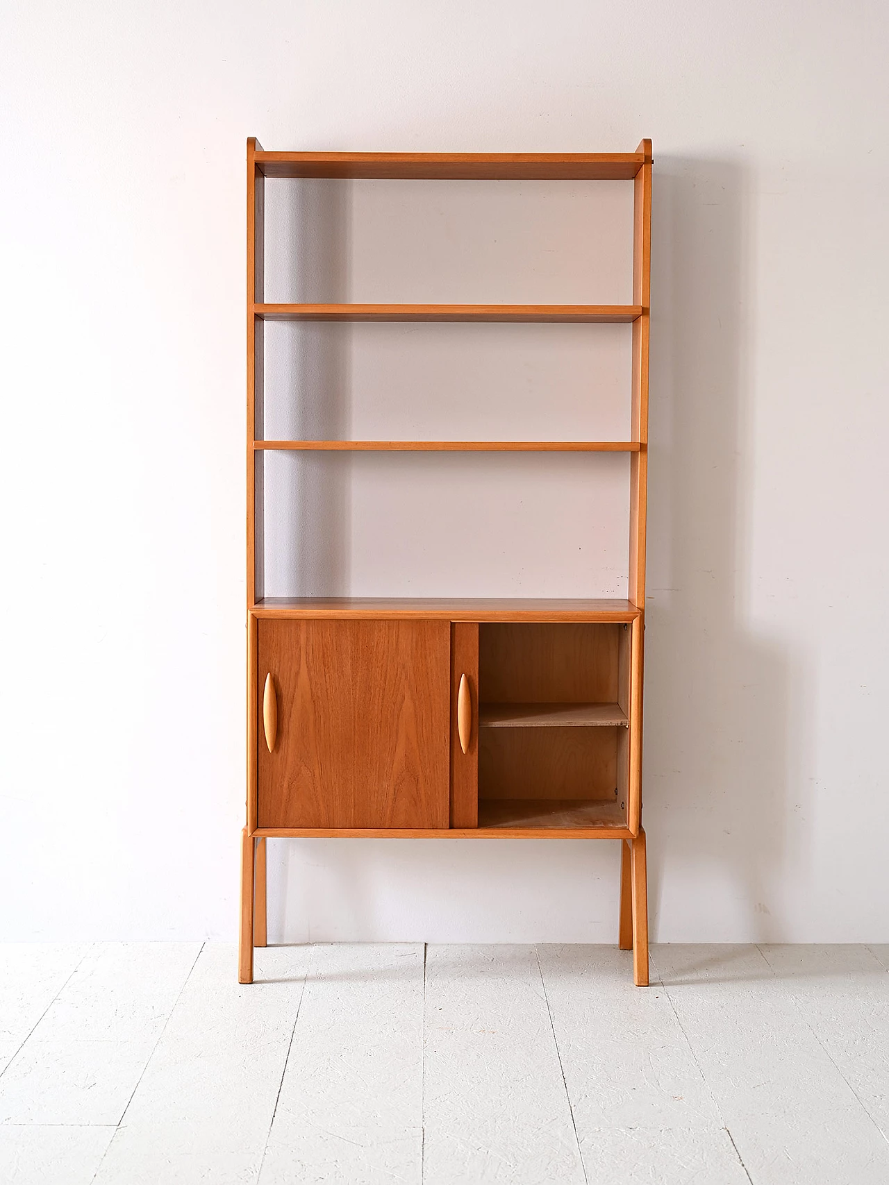 Libreria svedese in teak con ante scorrevoli, anni '60 3