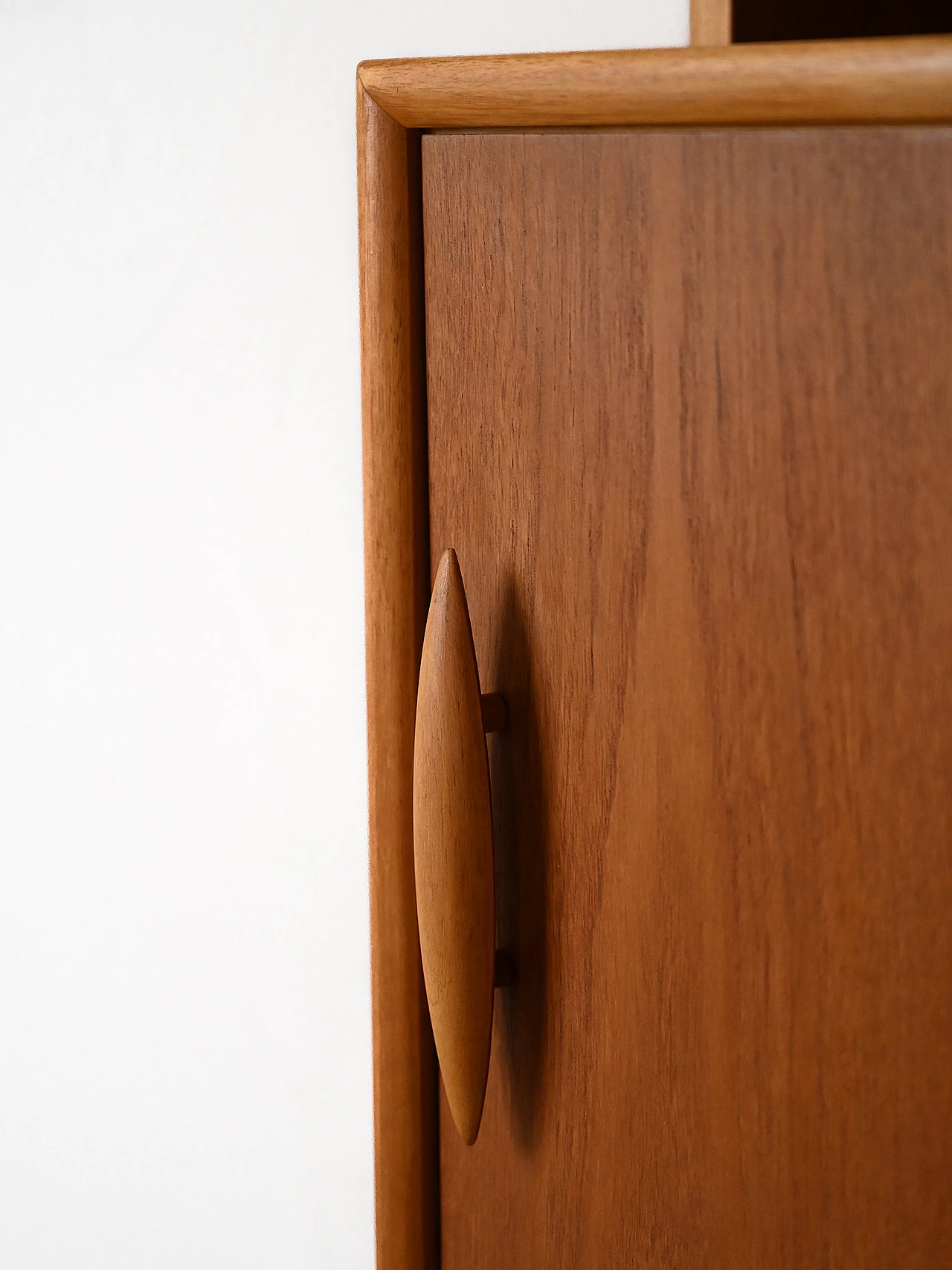 Libreria svedese in teak con ante scorrevoli, anni '60 10