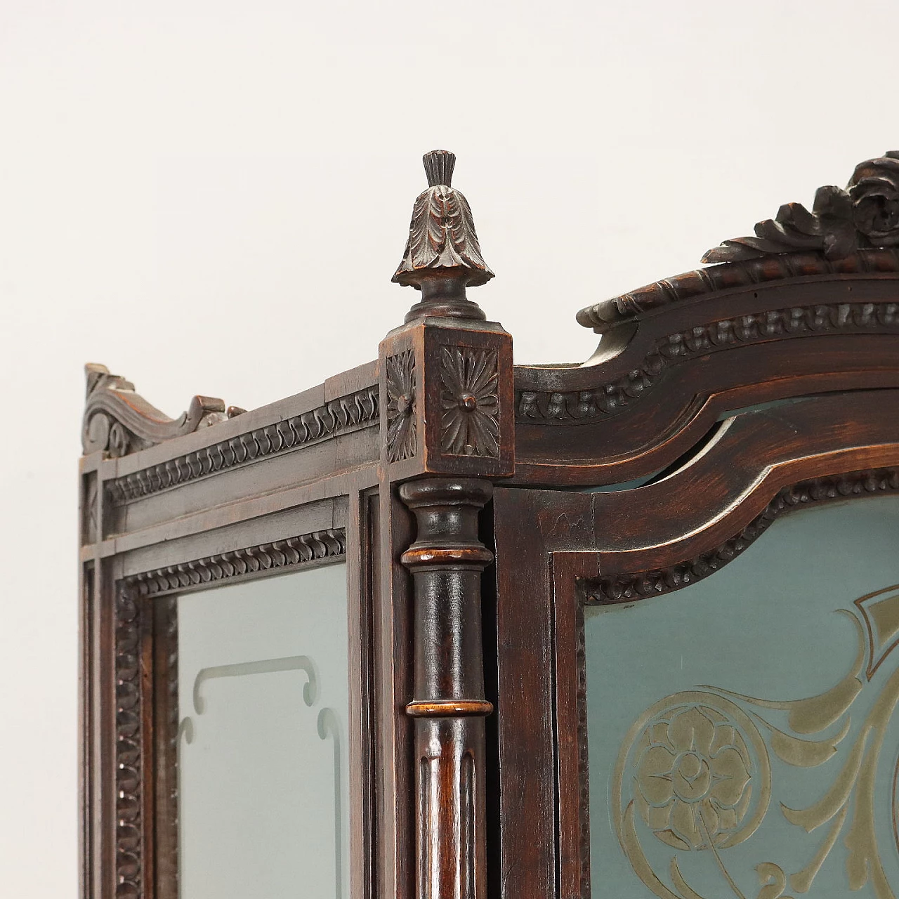 Neoclassical style walnut glass cabinet with etched decorations, late 19th century 4
