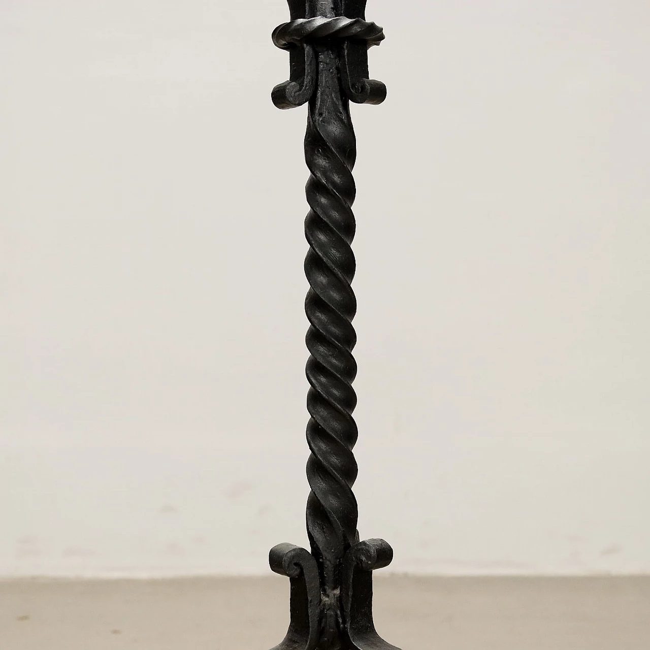 Wrought iron planter with three curled feet, late 19th century 7