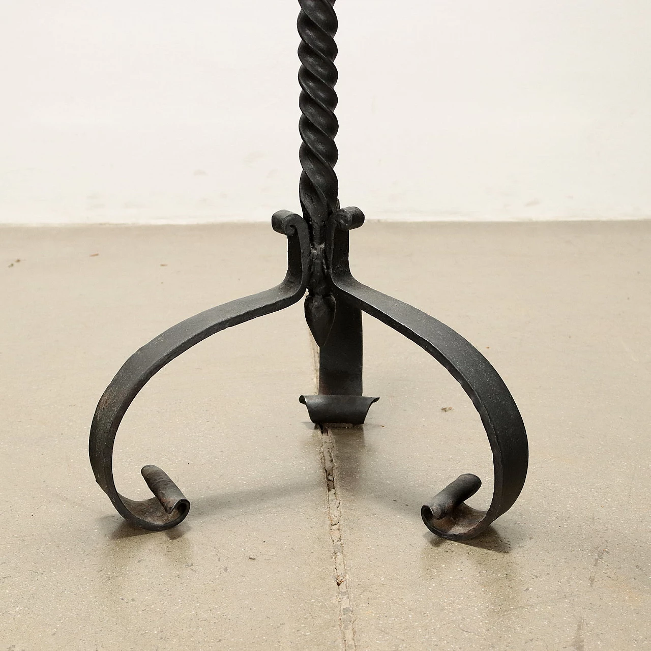 Wrought iron planter with three curled feet, late 19th century 8