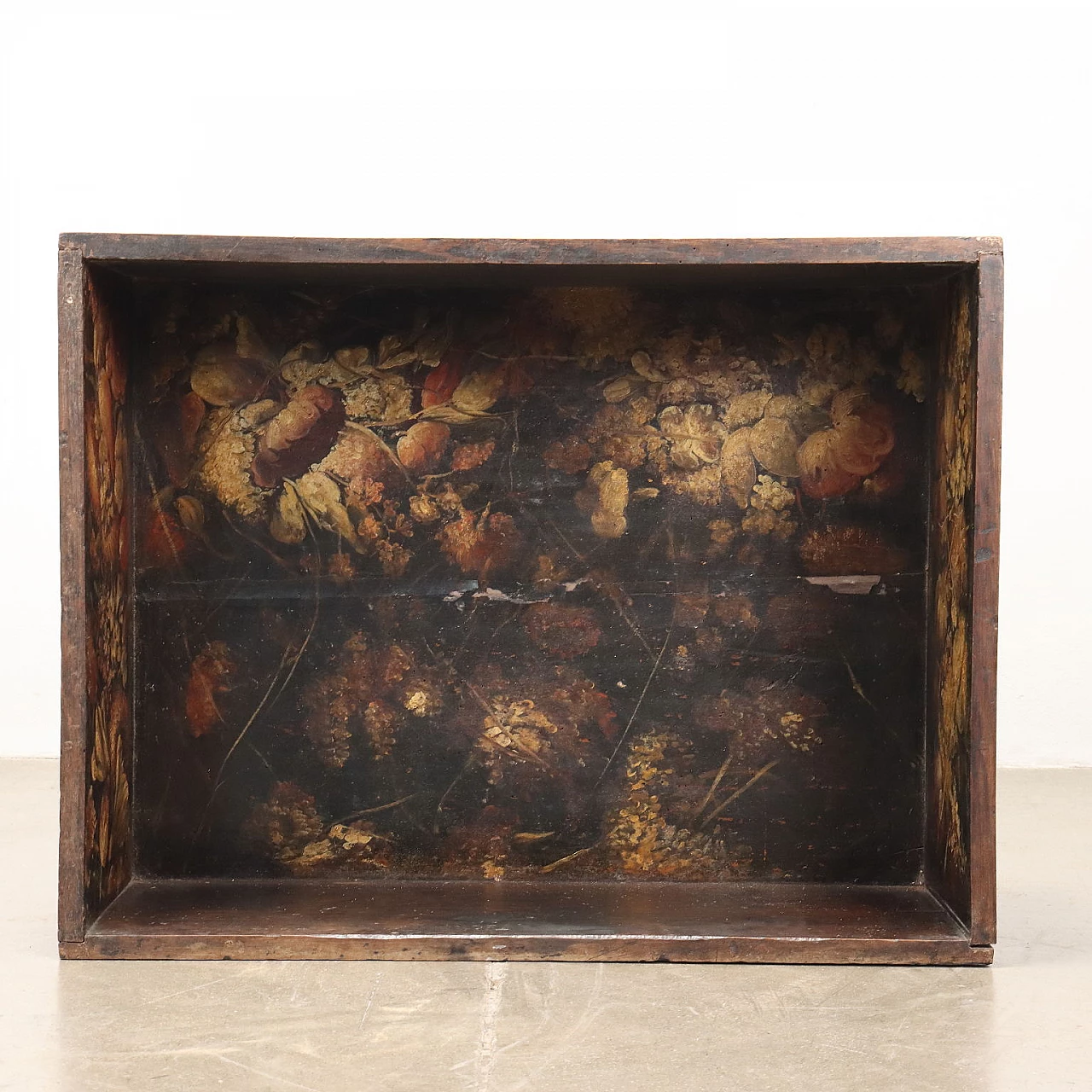 Walnut case painted with floral depictions, 18th century 3