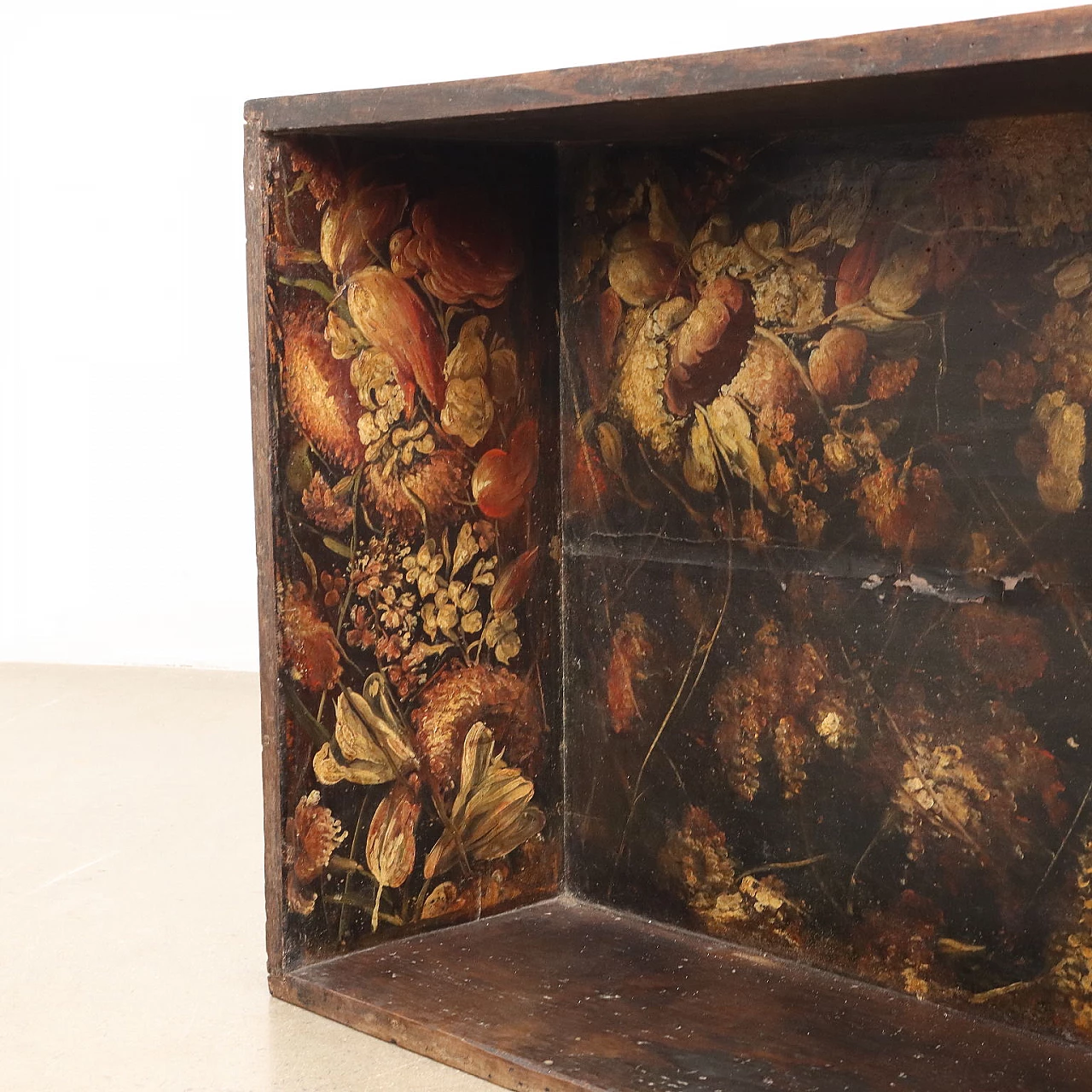 Walnut case painted with floral depictions, 18th century 7