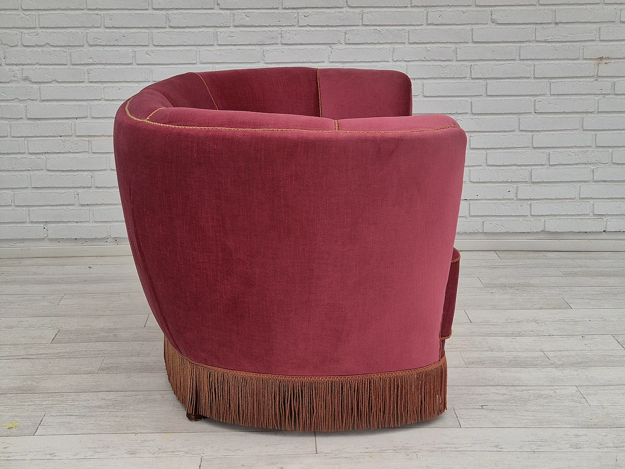 2-Seater sofa in red velour and beech wood, 1960s 9
