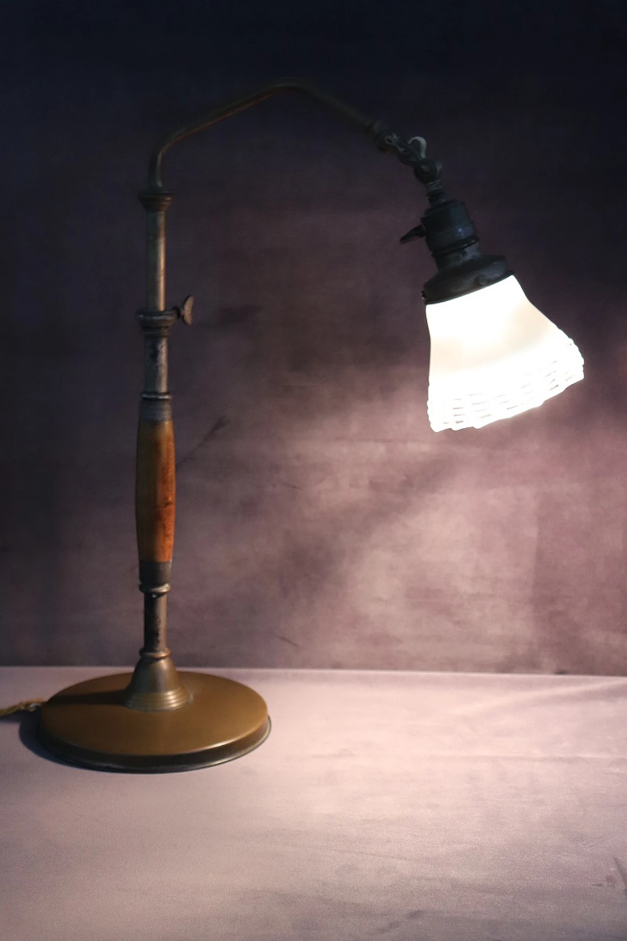 Lampada da tavolo regolabile in ottone, faggio e vetro, anni '30 2