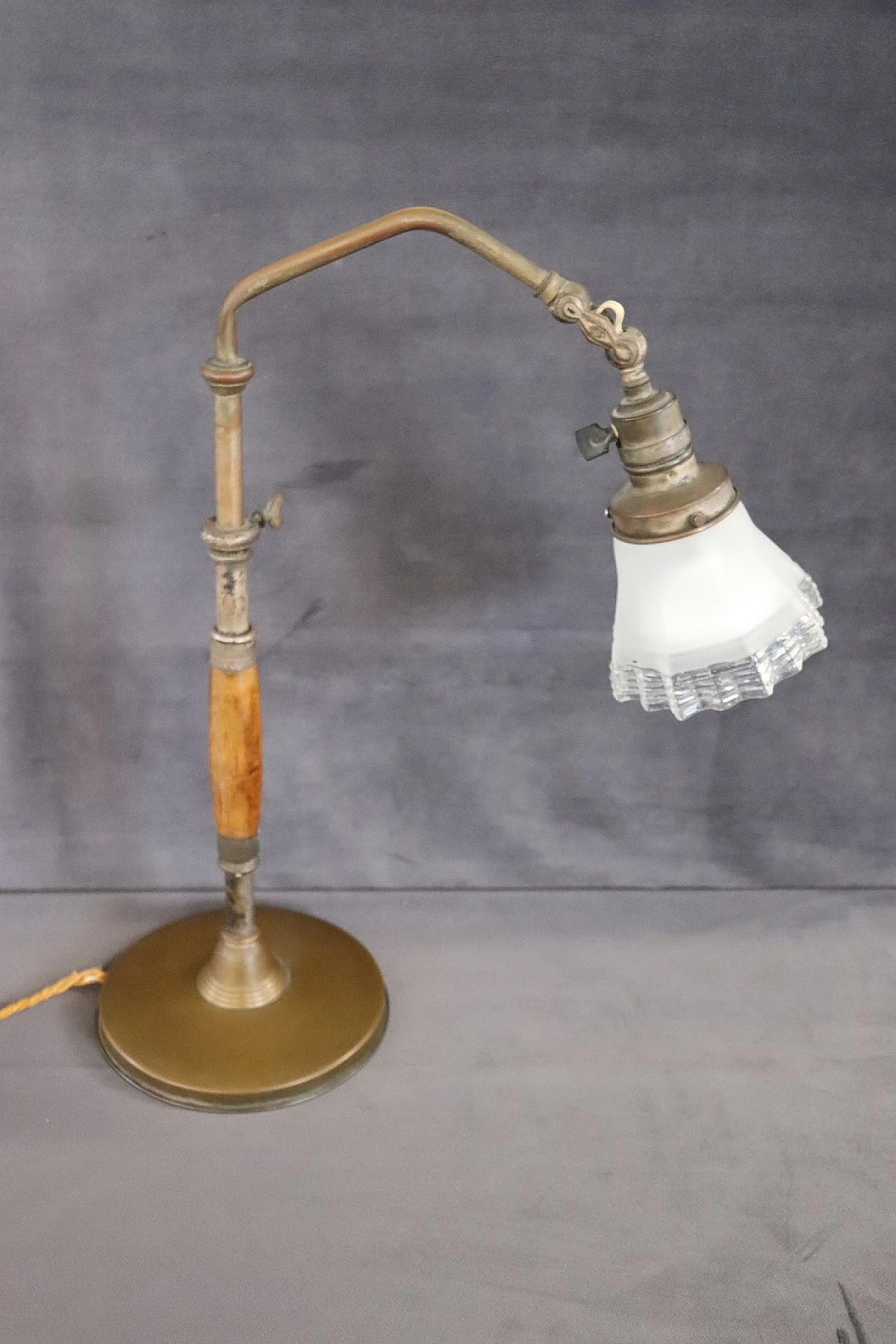 Lampada da tavolo regolabile in ottone, faggio e vetro, anni '30 3