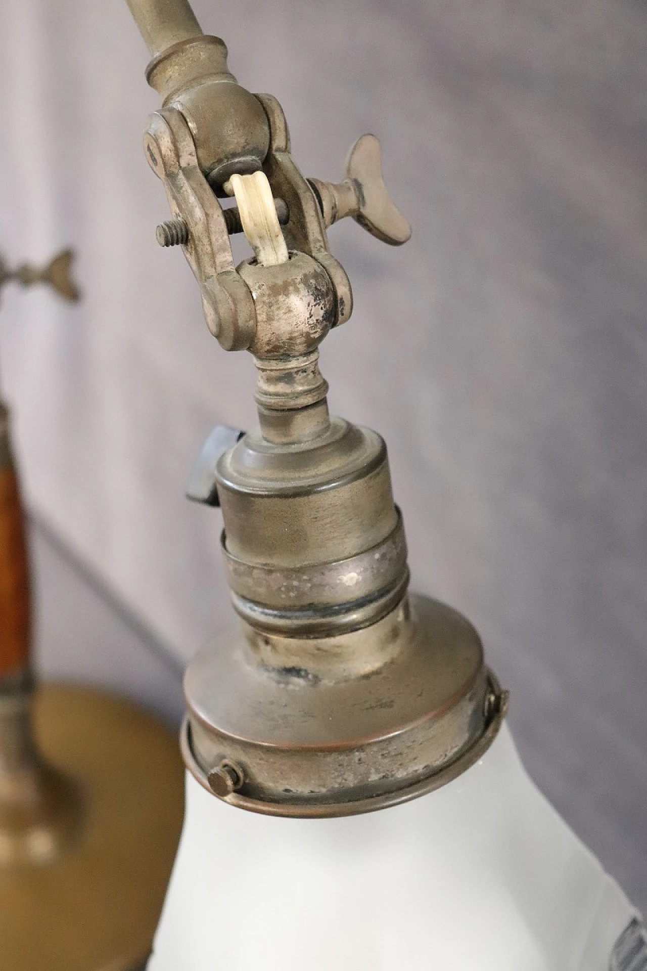 Lampada da tavolo regolabile in ottone, faggio e vetro, anni '30 8