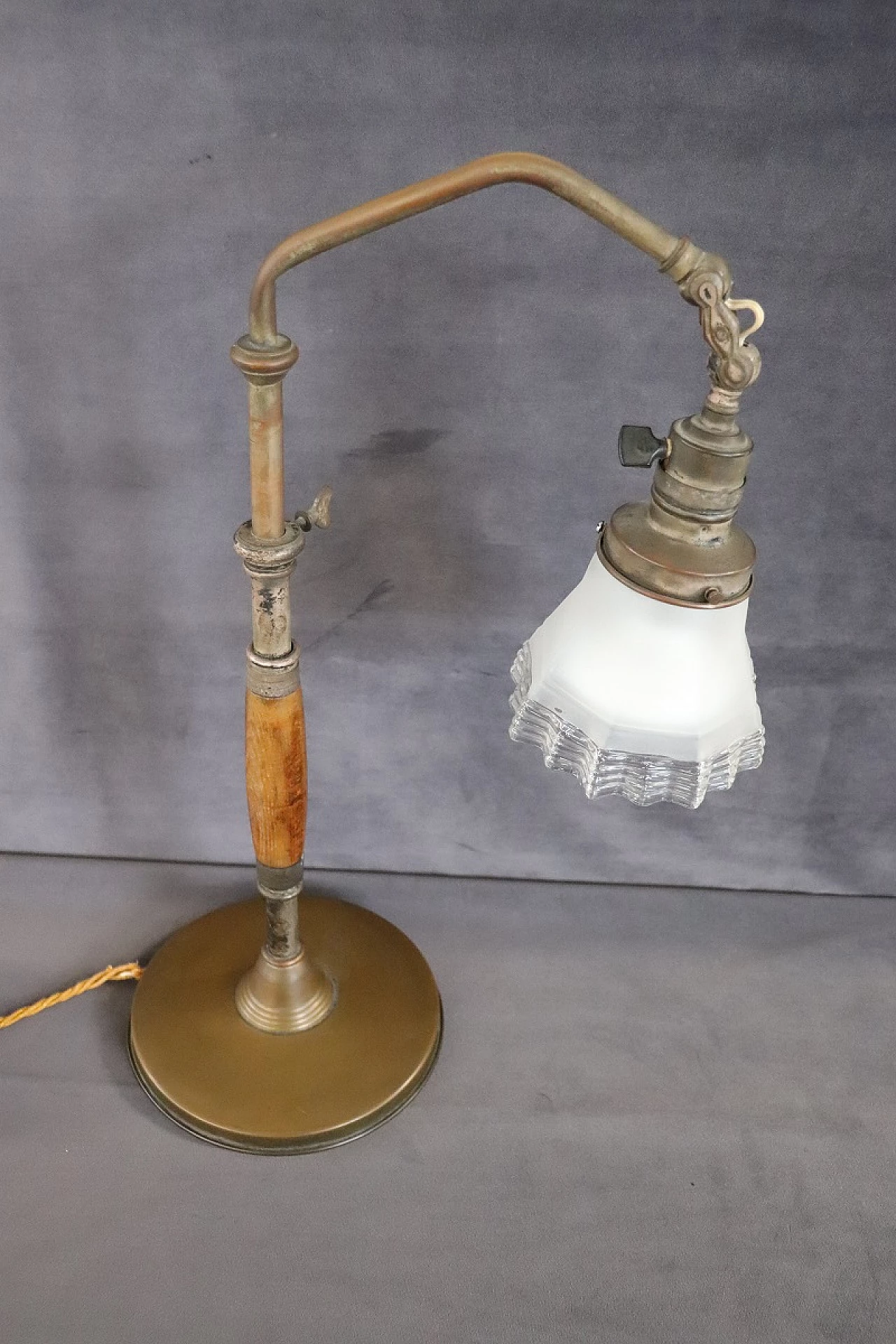 Lampada da tavolo regolabile in ottone, faggio e vetro, anni '30 10