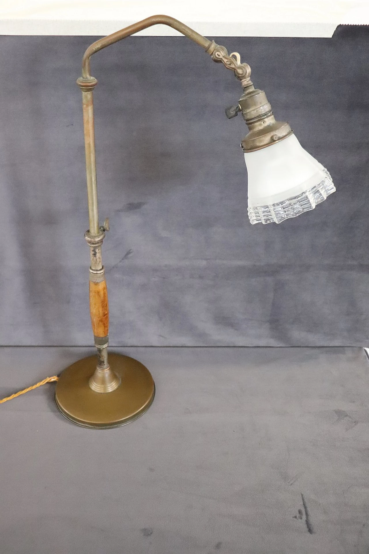 Lampada da tavolo regolabile in ottone, faggio e vetro, anni '30 11