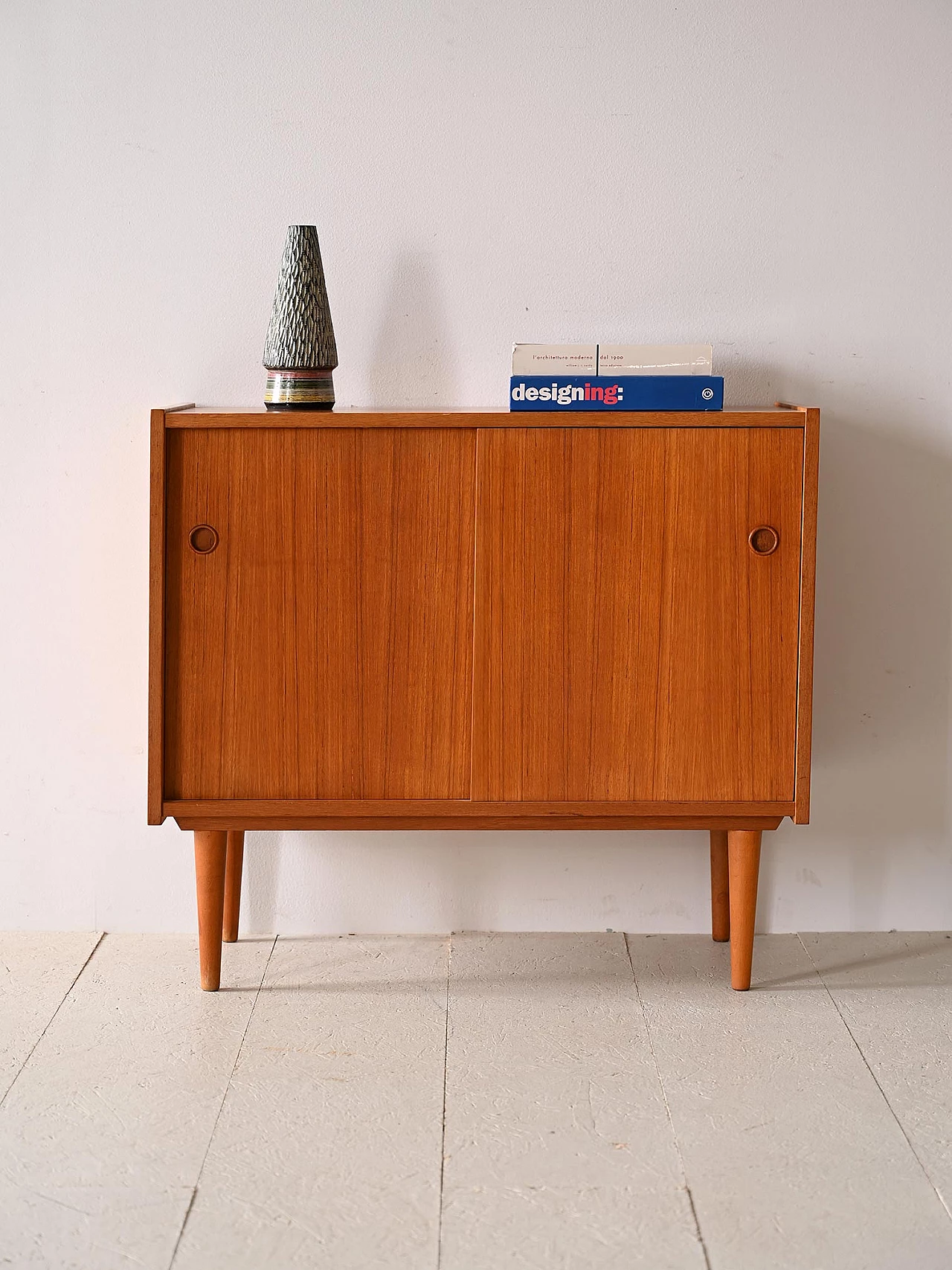 Credenza in teak con ante scorrevoli e gambe a cono, anni '60 1