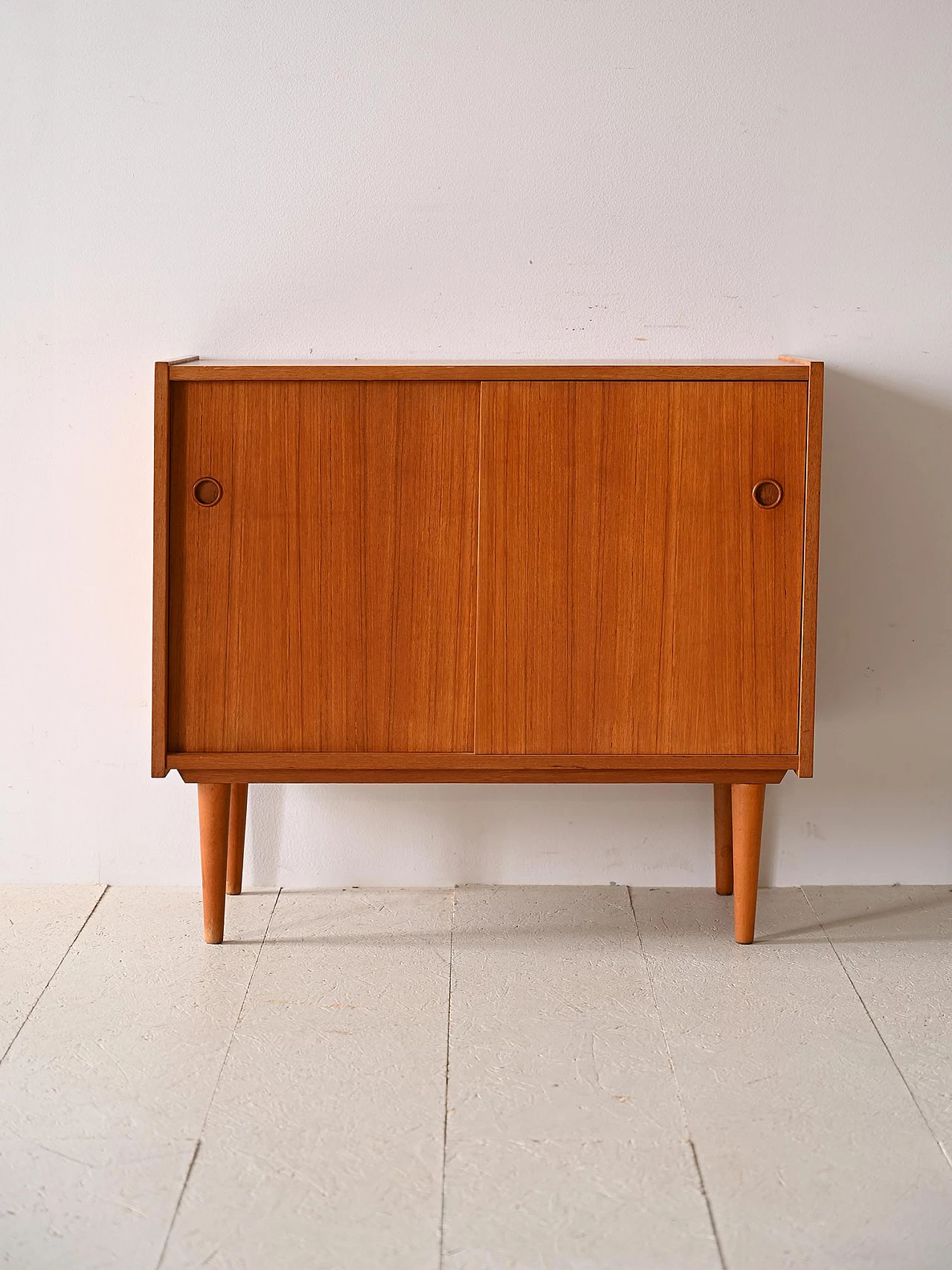 Credenza in teak con ante scorrevoli e gambe a cono, anni '60 2