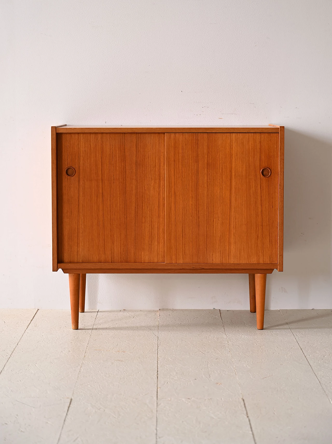 Credenza in teak con ante scorrevoli e gambe a cono, anni '60 4