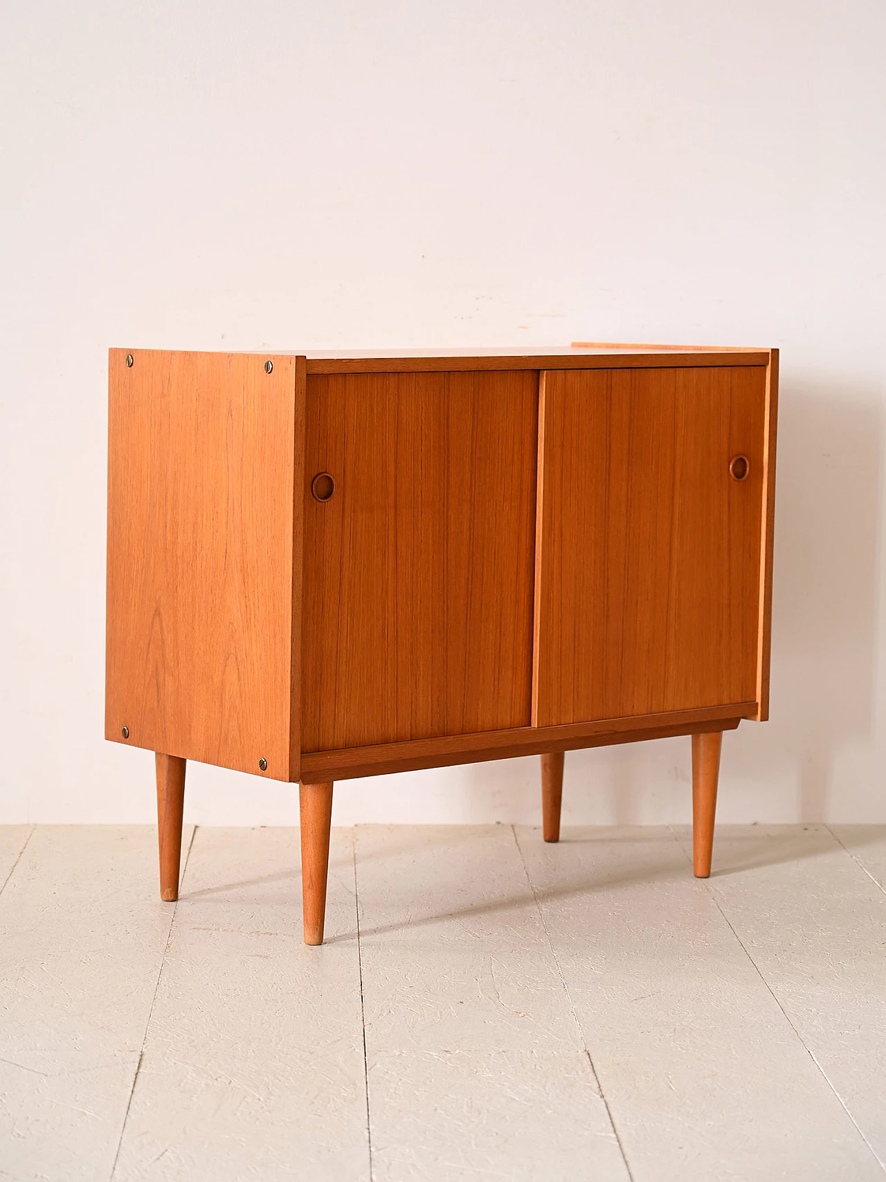 Credenza in teak con ante scorrevoli e gambe a cono, anni '60 5
