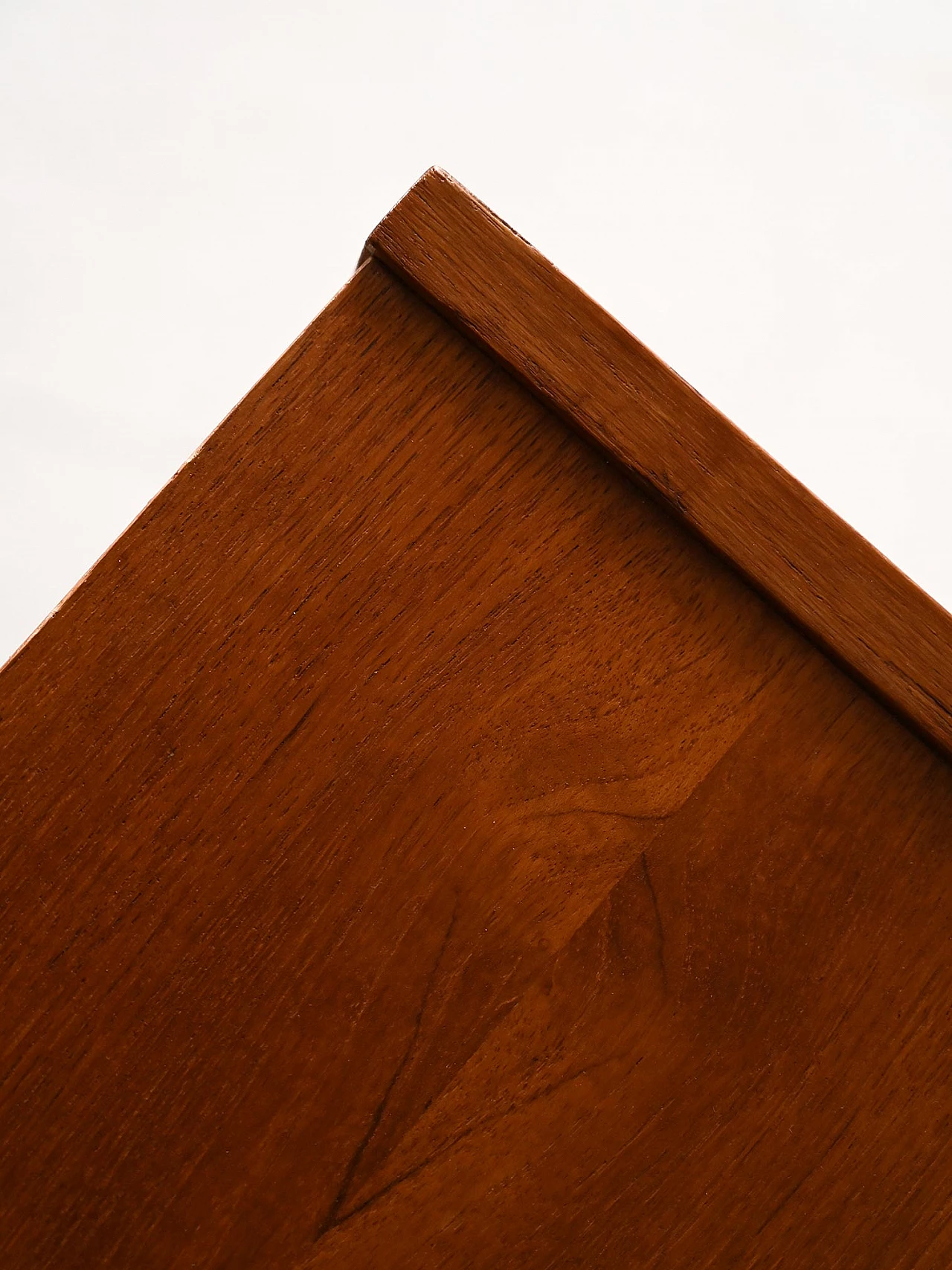 Credenza in teak con ante scorrevoli e gambe a cono, anni '60 7