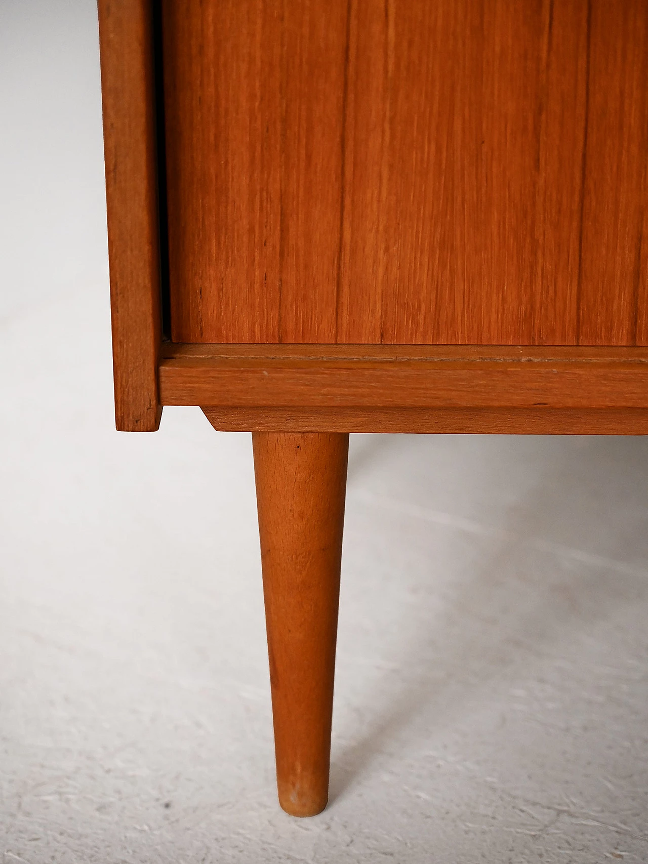Credenza in teak con ante scorrevoli e gambe a cono, anni '60 9