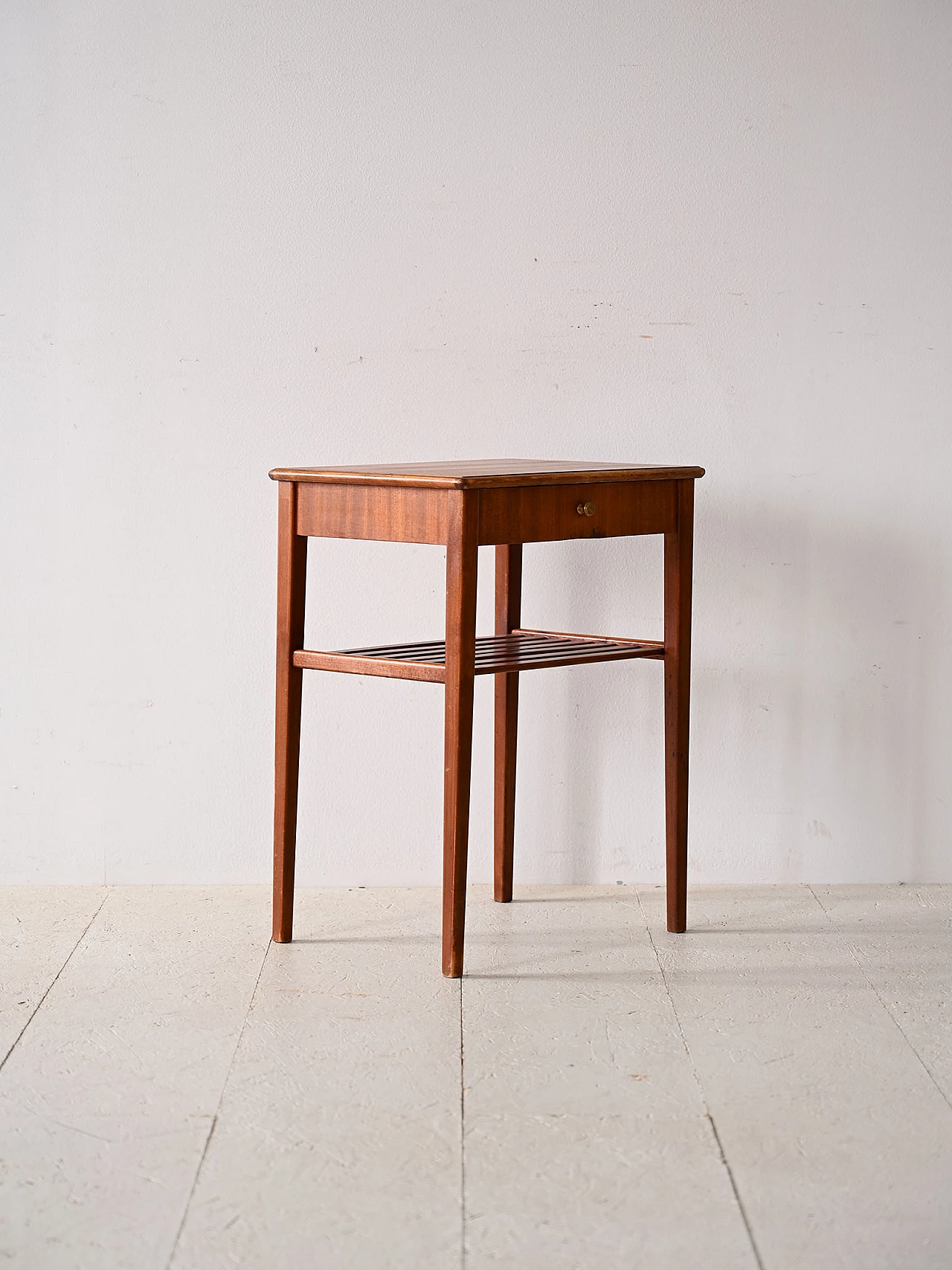 Comodino in mogano con cassetto e pomello in metallo dorato, anni '60 3