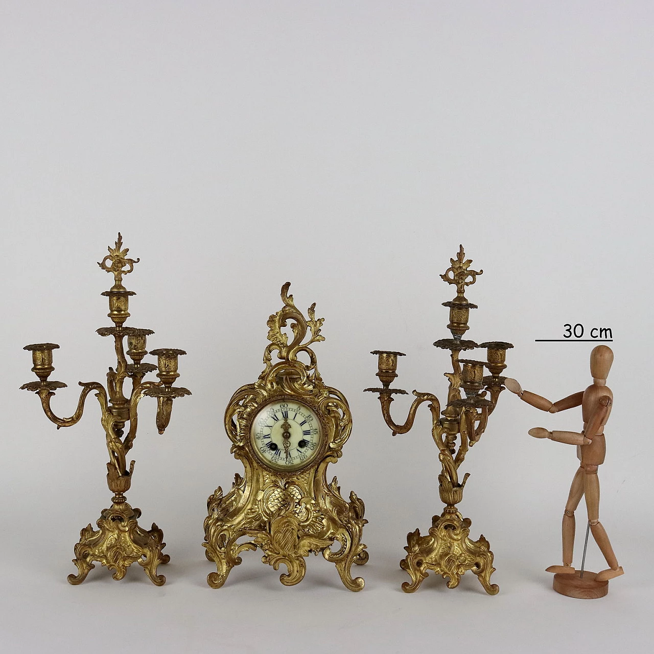 Orologio e due candelabri in bronzo dorato, fine '800 2