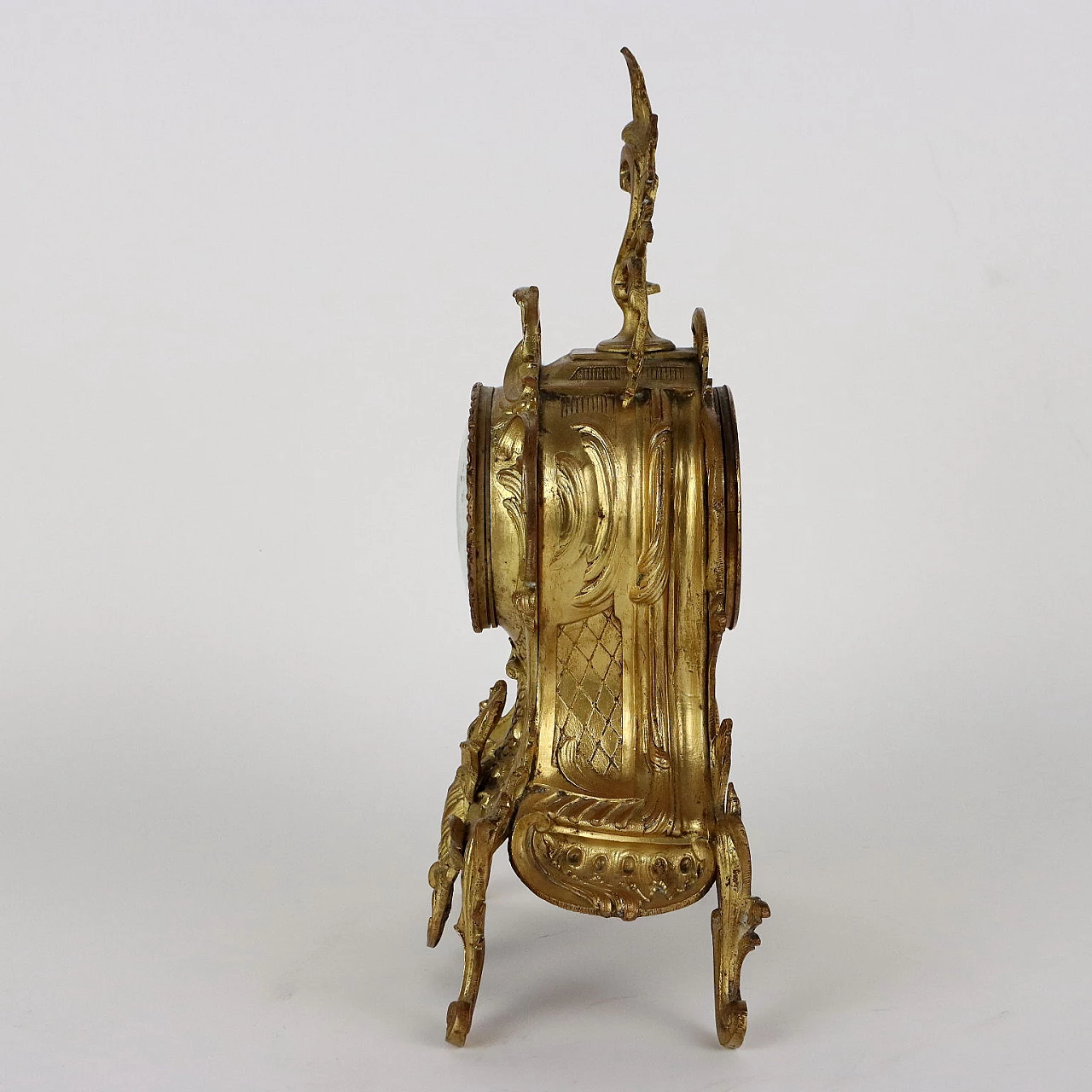 Orologio e due candelabri in bronzo dorato, fine '800 8