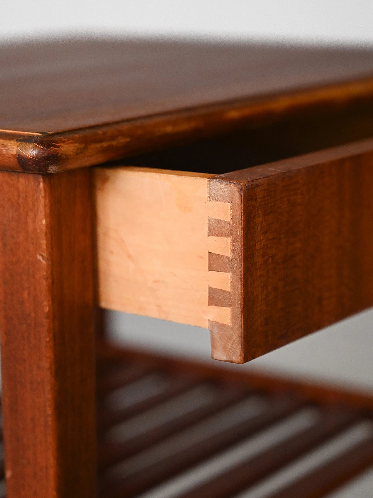 Comodino in mogano con cassetto e pomello in metallo dorato, anni '60 9