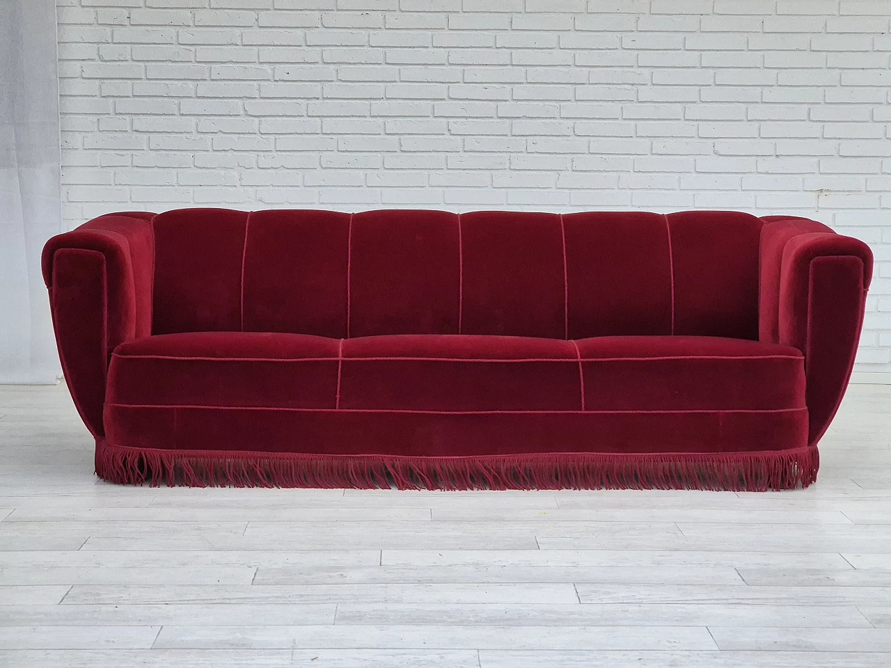 Divano danese a 3 posti in velluto rosso e rovere, anni '60 1