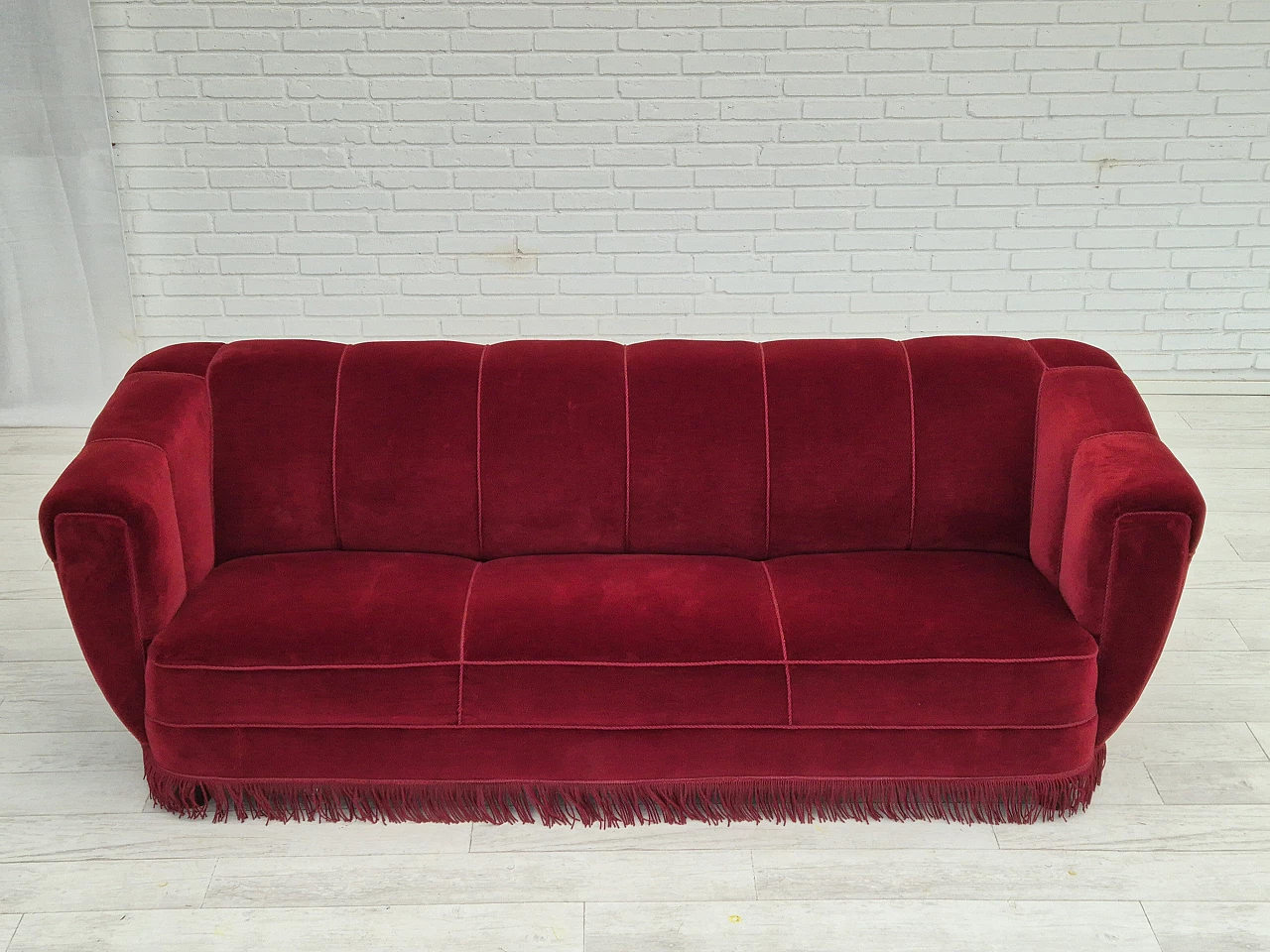 Divano danese a 3 posti in velluto rosso e rovere, anni '60 2