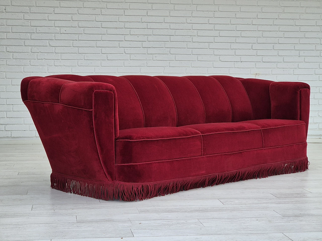 Divano danese a 3 posti in velluto rosso e rovere, anni '60 3