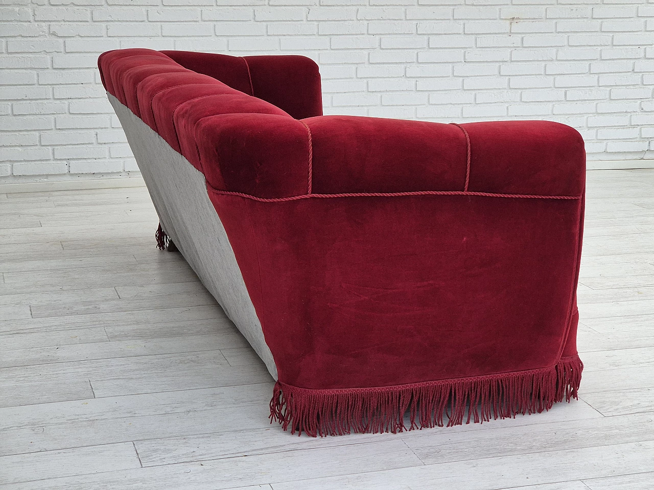 Divano danese a 3 posti in velluto rosso e rovere, anni '60 5