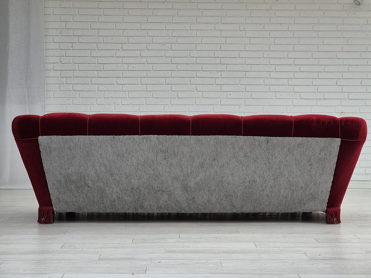 Divano danese a 3 posti in velluto rosso e rovere, anni '60 6