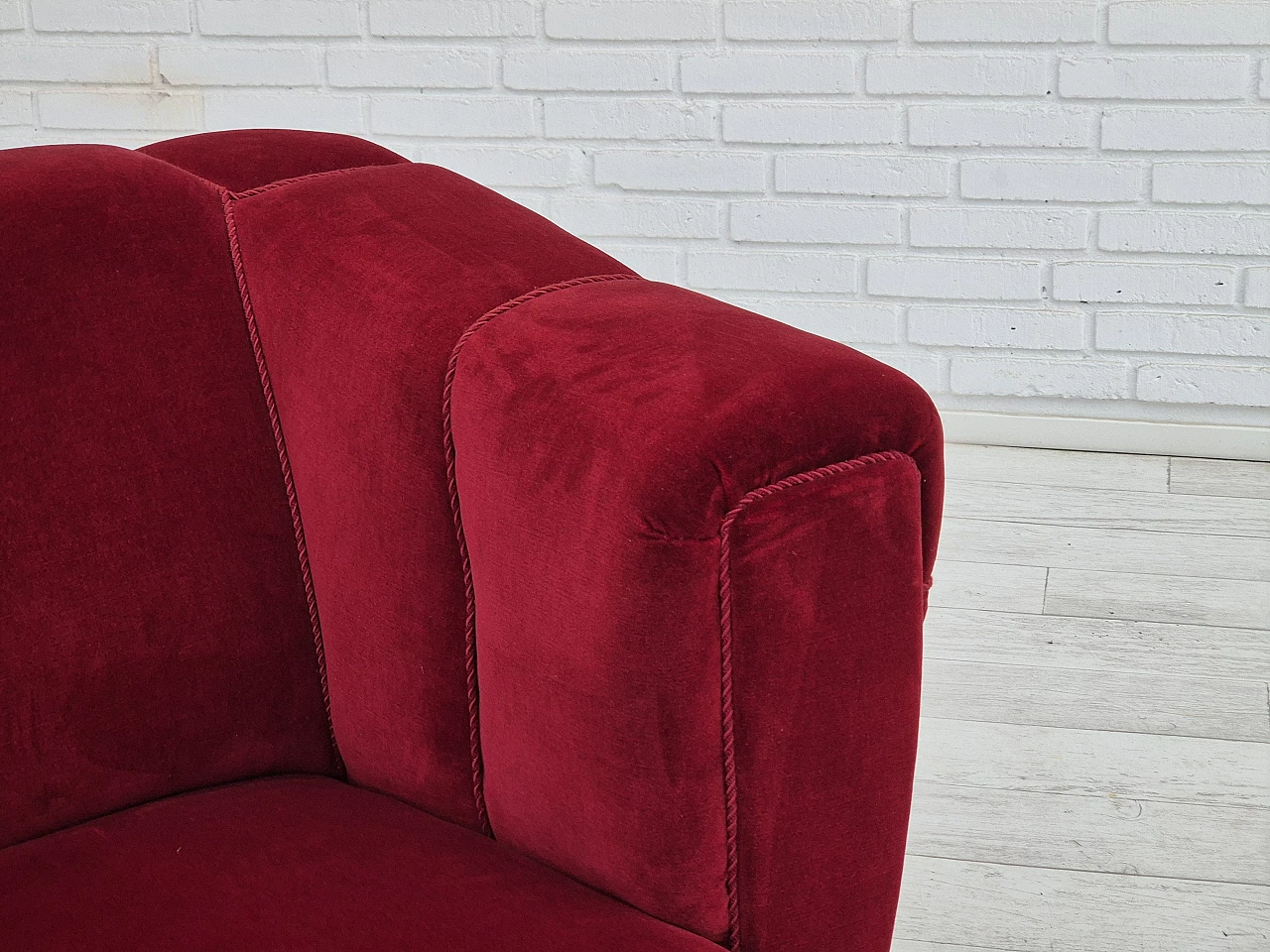 Divano danese a 3 posti in velluto rosso e rovere, anni '60 7