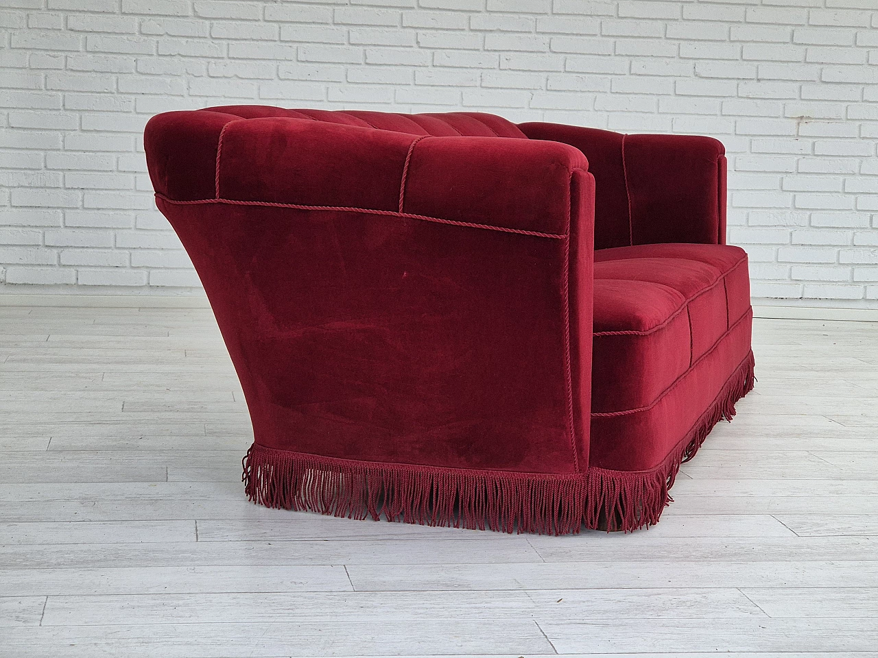Divano danese a 3 posti in velluto rosso e rovere, anni '60 8