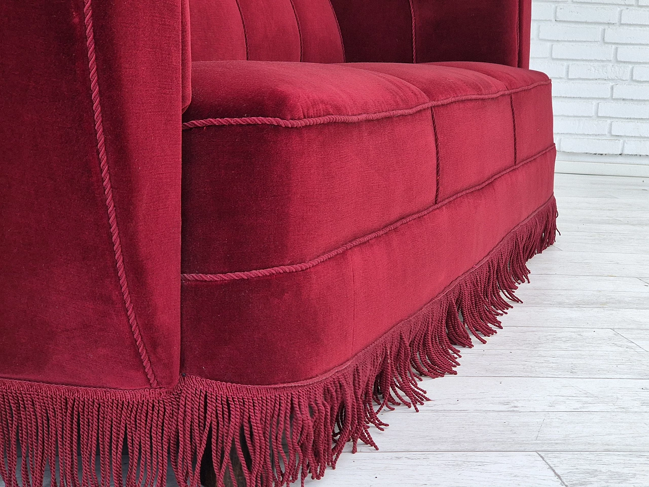 Divano danese a 3 posti in velluto rosso e rovere, anni '60 9