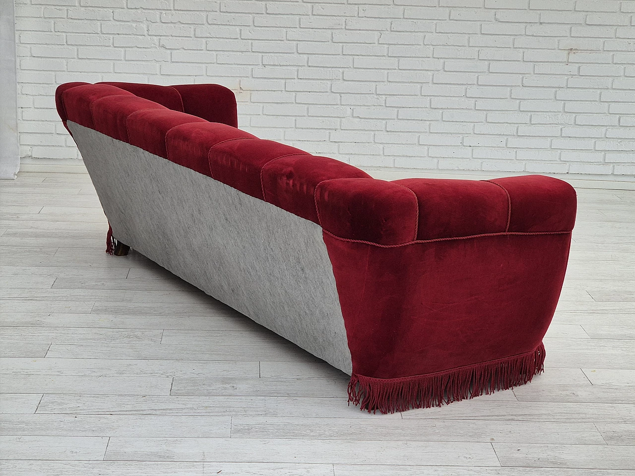 Divano danese a 3 posti in velluto rosso e rovere, anni '60 10