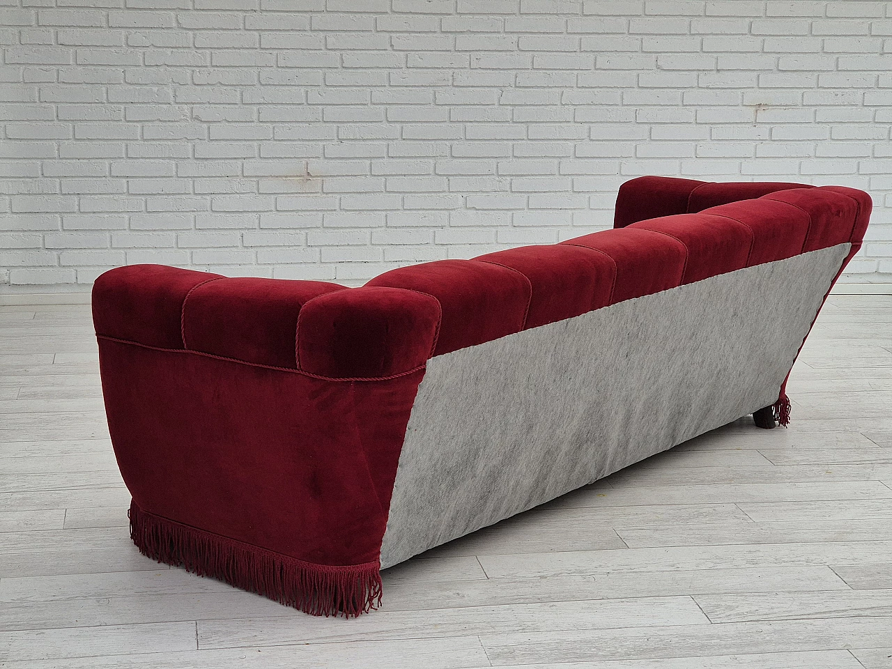 Divano danese a 3 posti in velluto rosso e rovere, anni '60 11