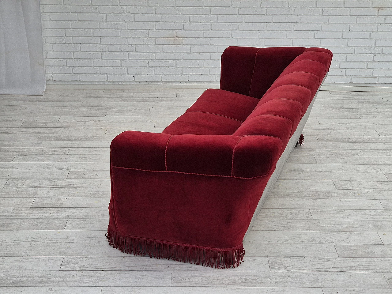 Divano danese a 3 posti in velluto rosso e rovere, anni '60 12