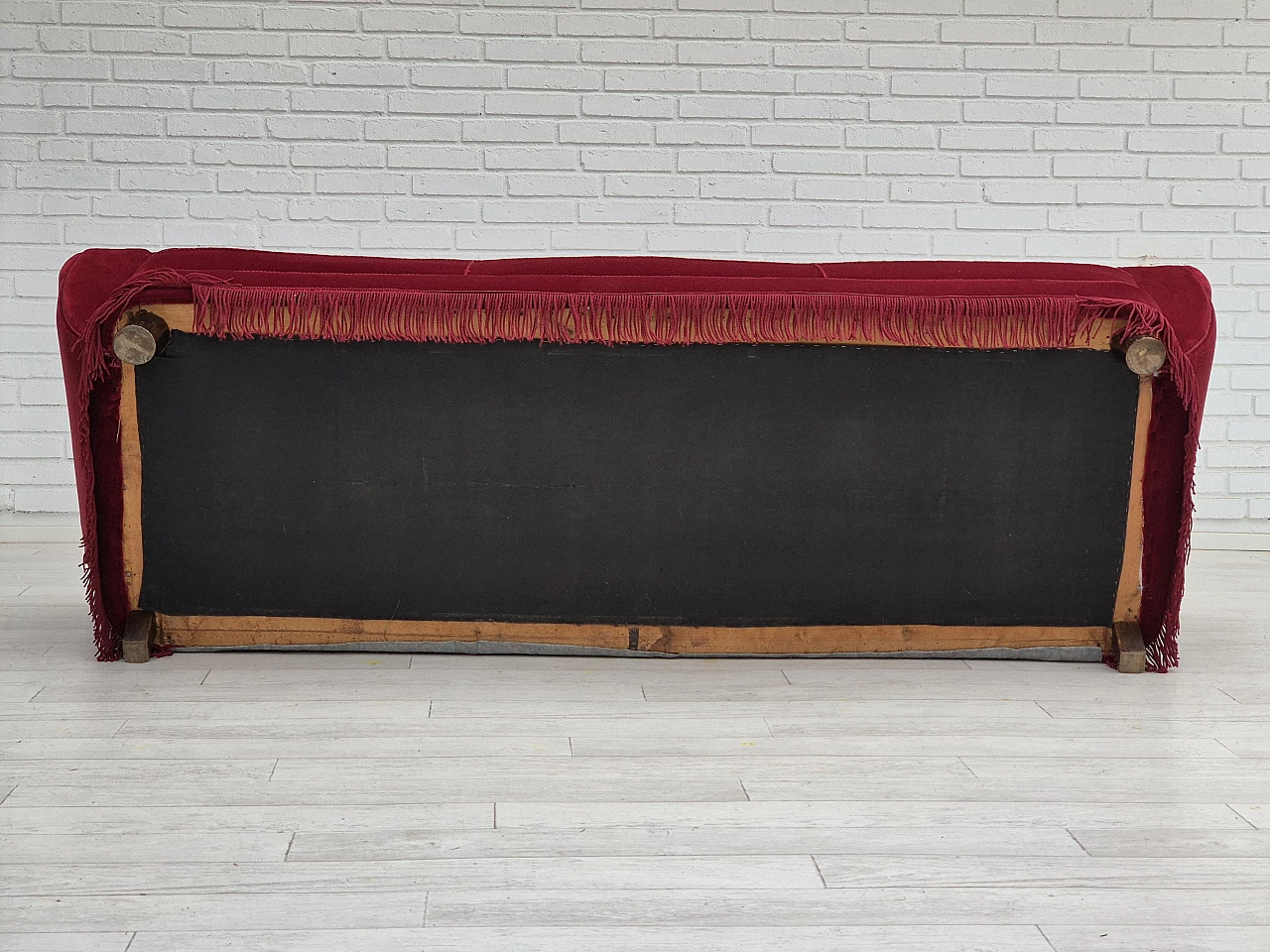 Divano danese a 3 posti in velluto rosso e rovere, anni '60 14