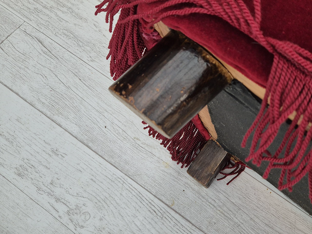 Divano danese a 3 posti in velluto rosso e rovere, anni '60 15