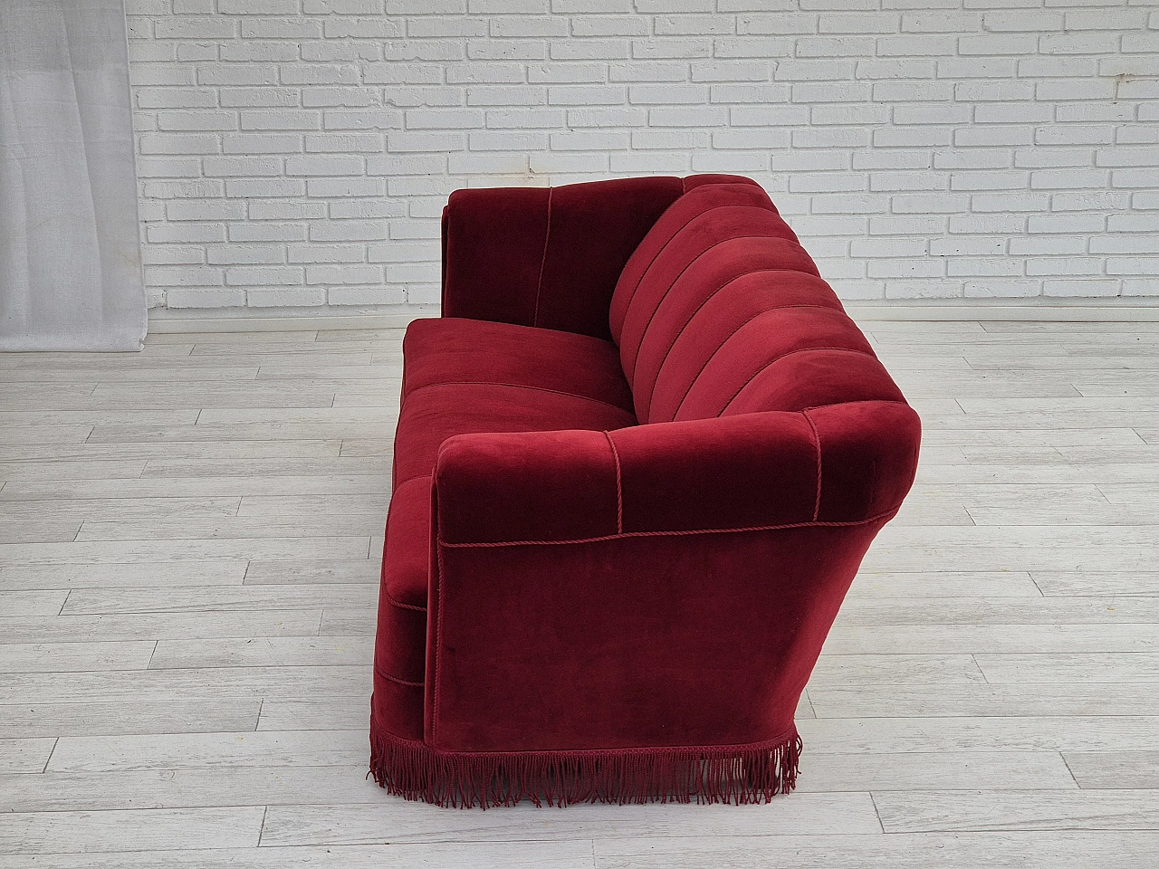 Divano danese a 3 posti in velluto rosso e rovere, anni '60 16