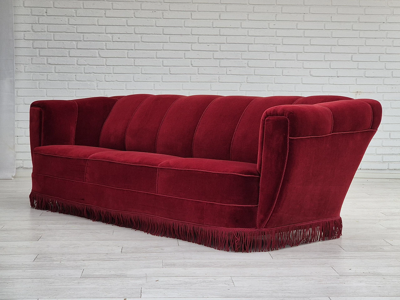 Divano danese a 3 posti in velluto rosso e rovere, anni '60 17