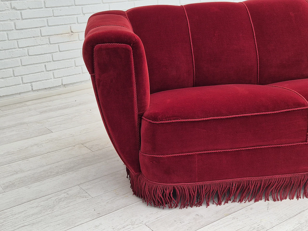 Divano danese a 3 posti in velluto rosso e rovere, anni '60 19