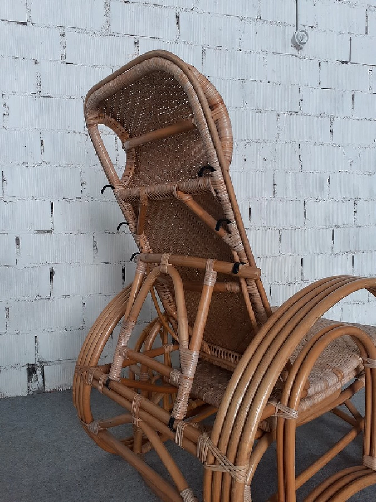 Chaise longue regolabile in bambù e vimini intrecciato, anni '60 8