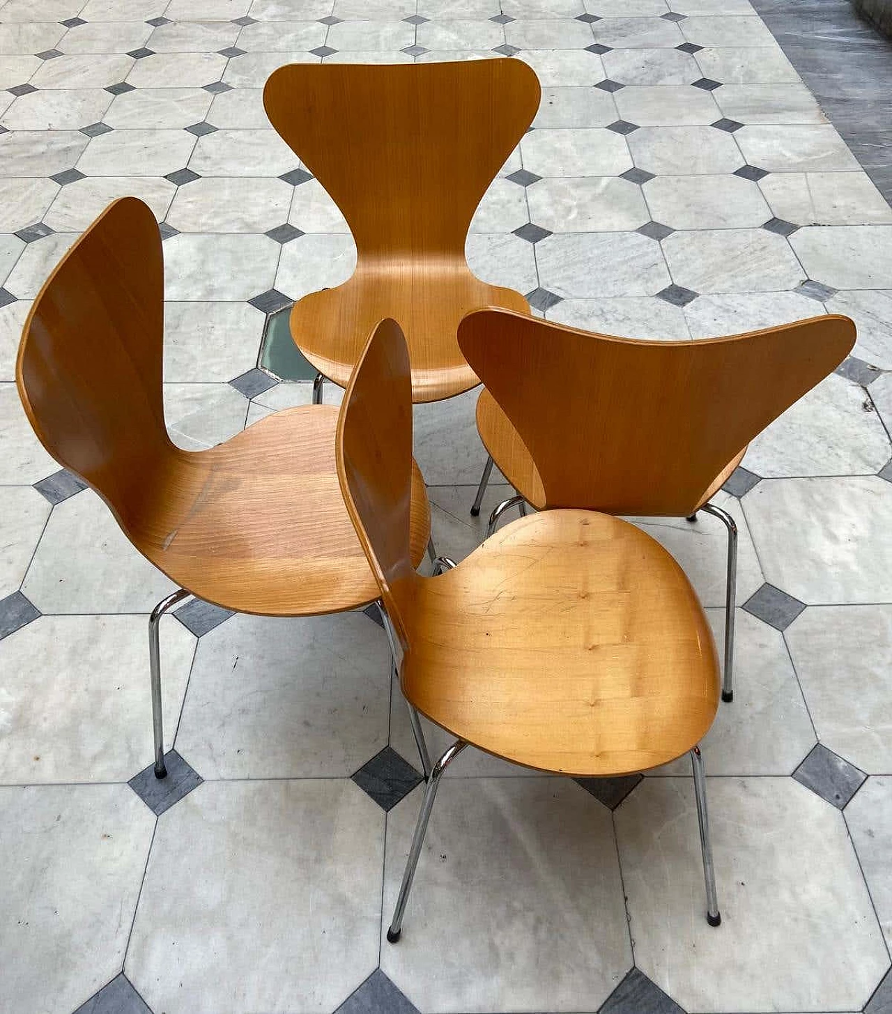 4 Series 7 wooden chairs by Arne Jacobsen for Fritz Hansen, 1992 3