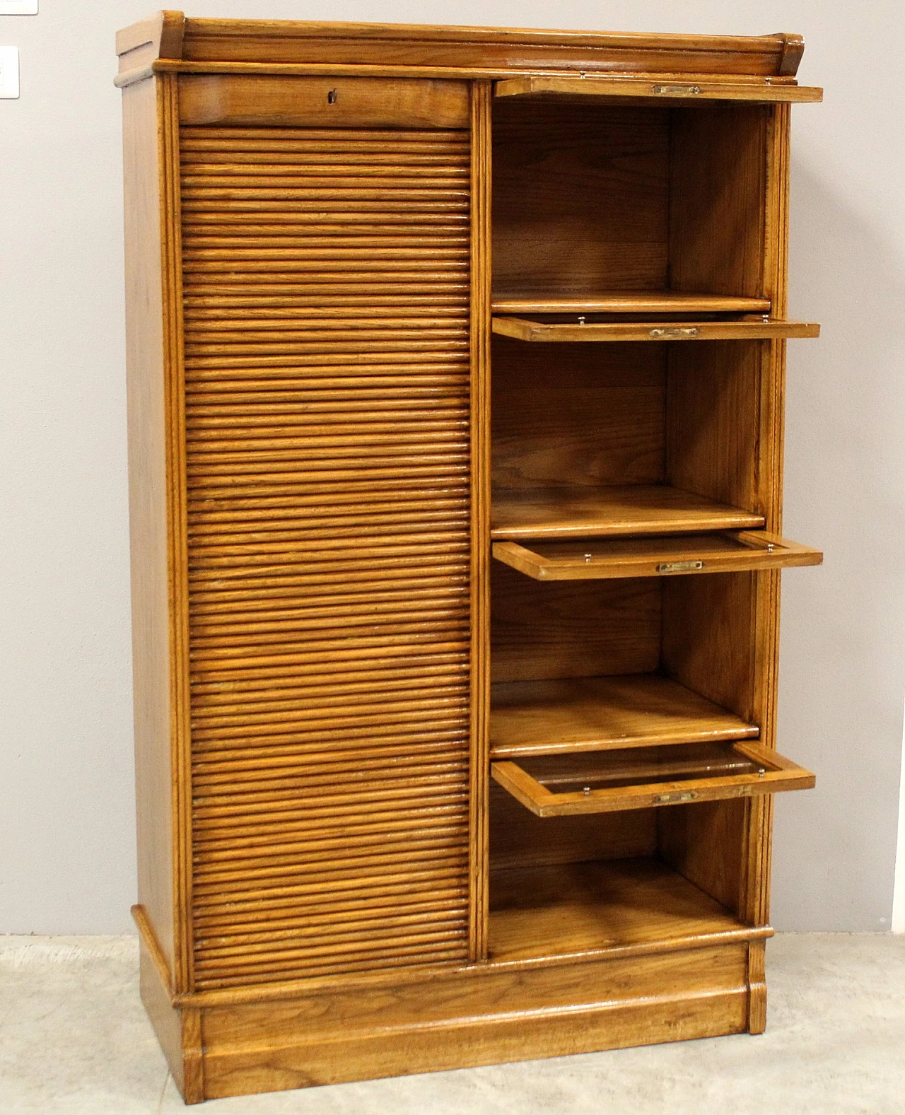 Oak filing cabinet with shutter and display case, early 20th century 6