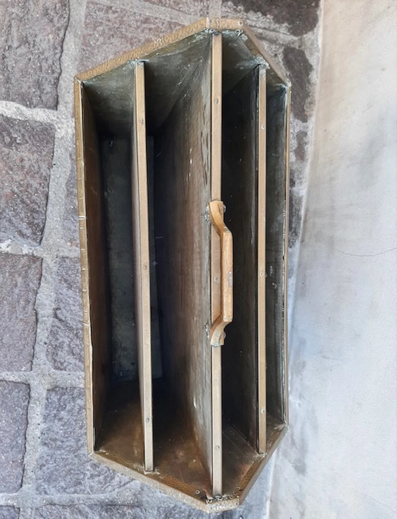 Magazine rack in metal and brass embossed foil, 1930s 4