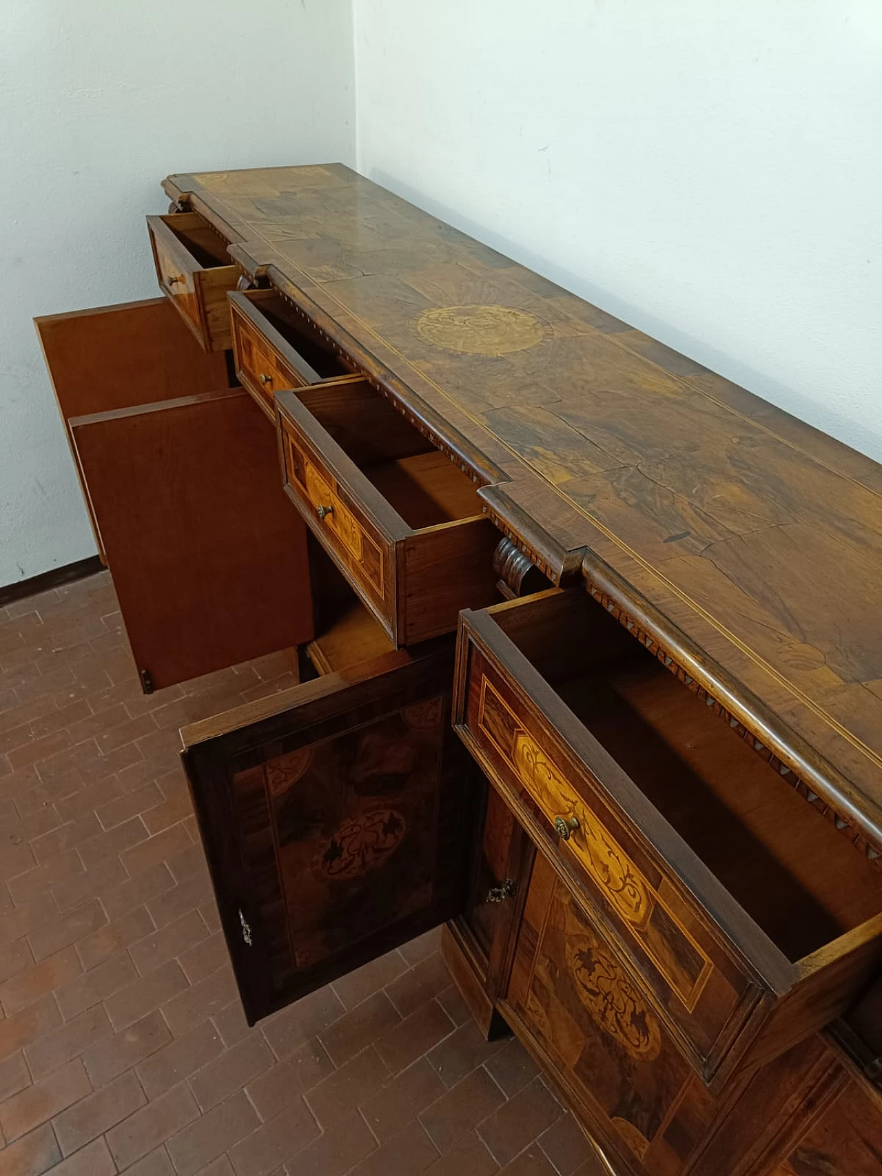 Credenza in noce intarsiata, inizio '900 10