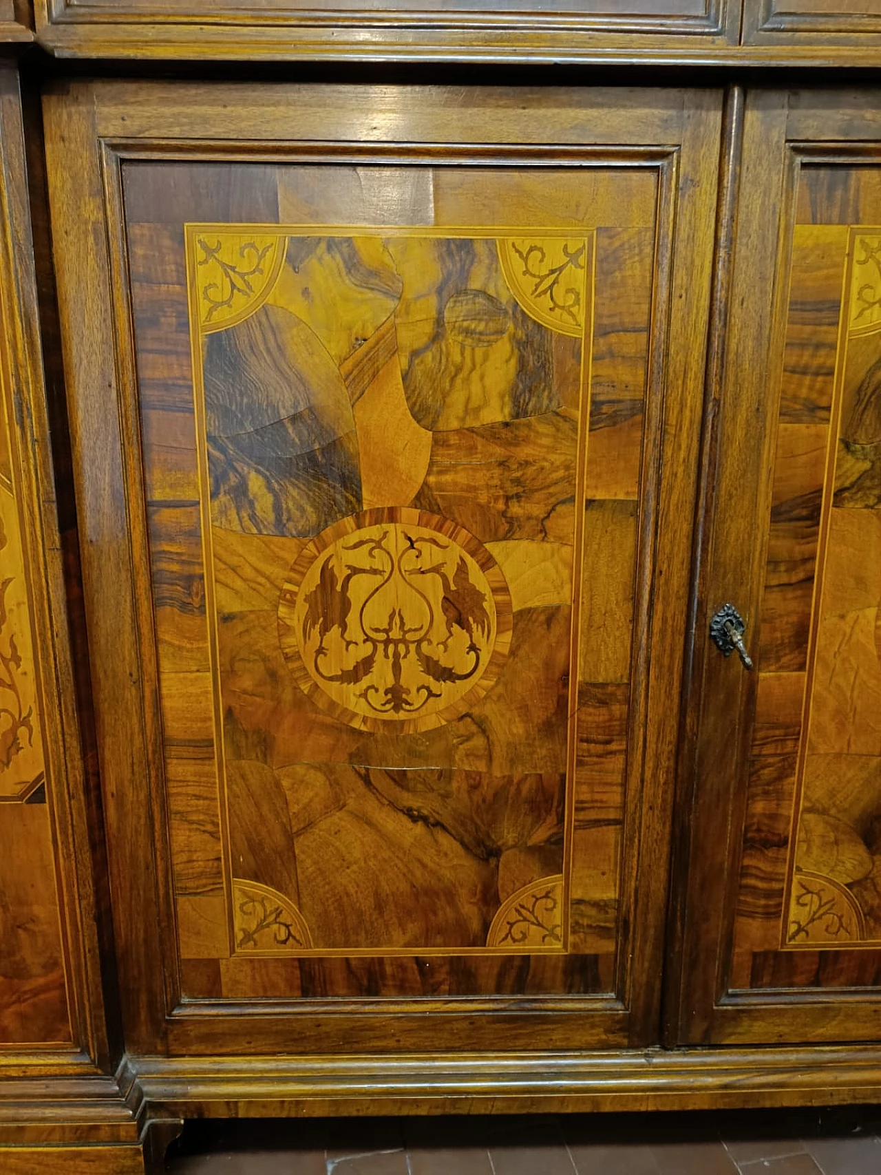 Credenza in noce intarsiata, inizio '900 11