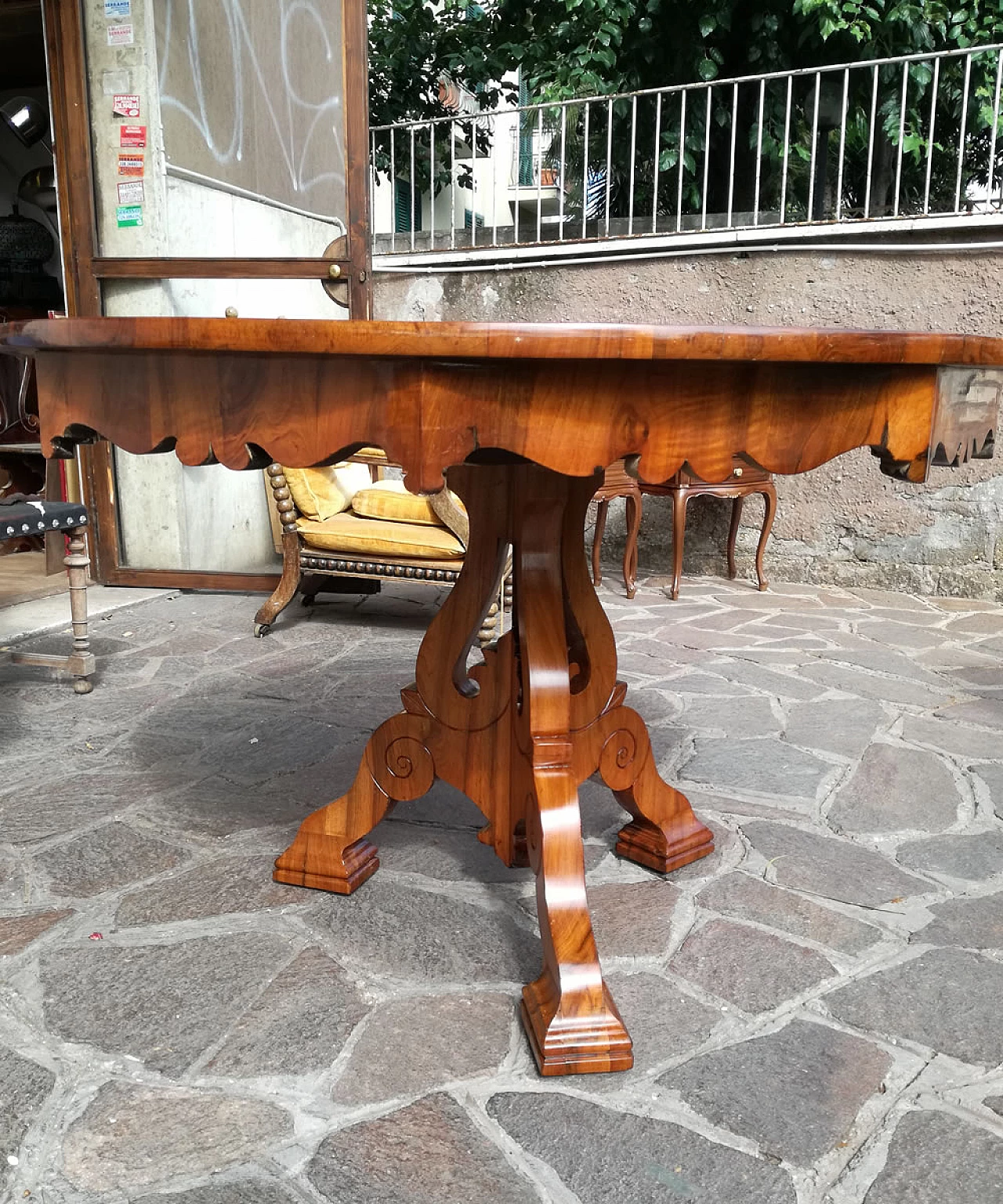 Biedermeier walnut and burl walnut table, 19th century 2