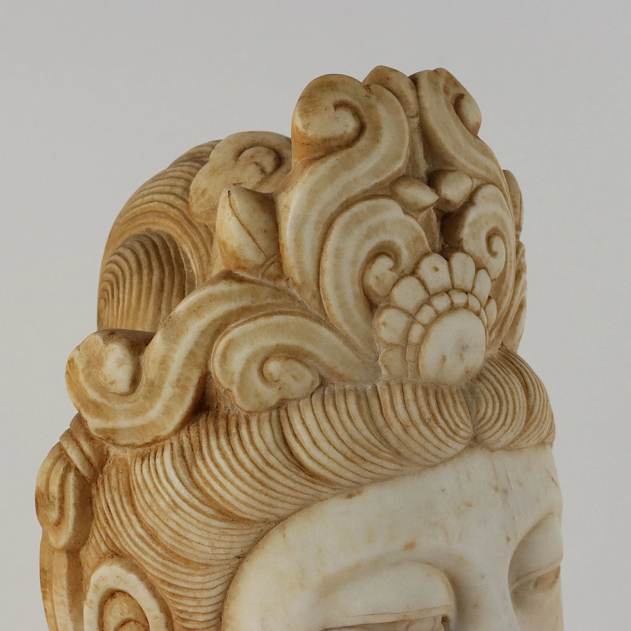 Testa di Guanyin, scultura in marmo con base in travertino 3